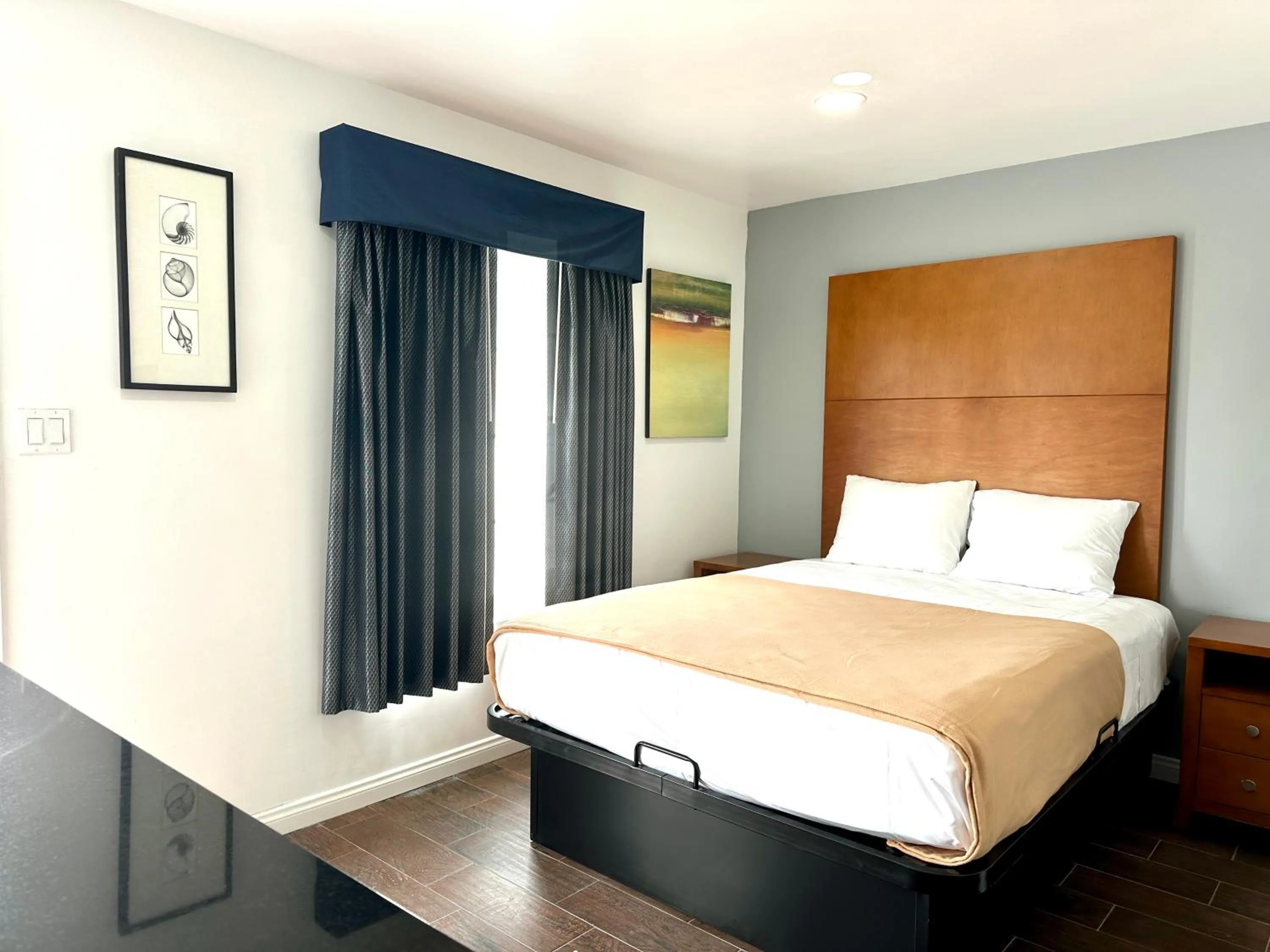 Bedroom, Bed in Oceanside Inn & Suites