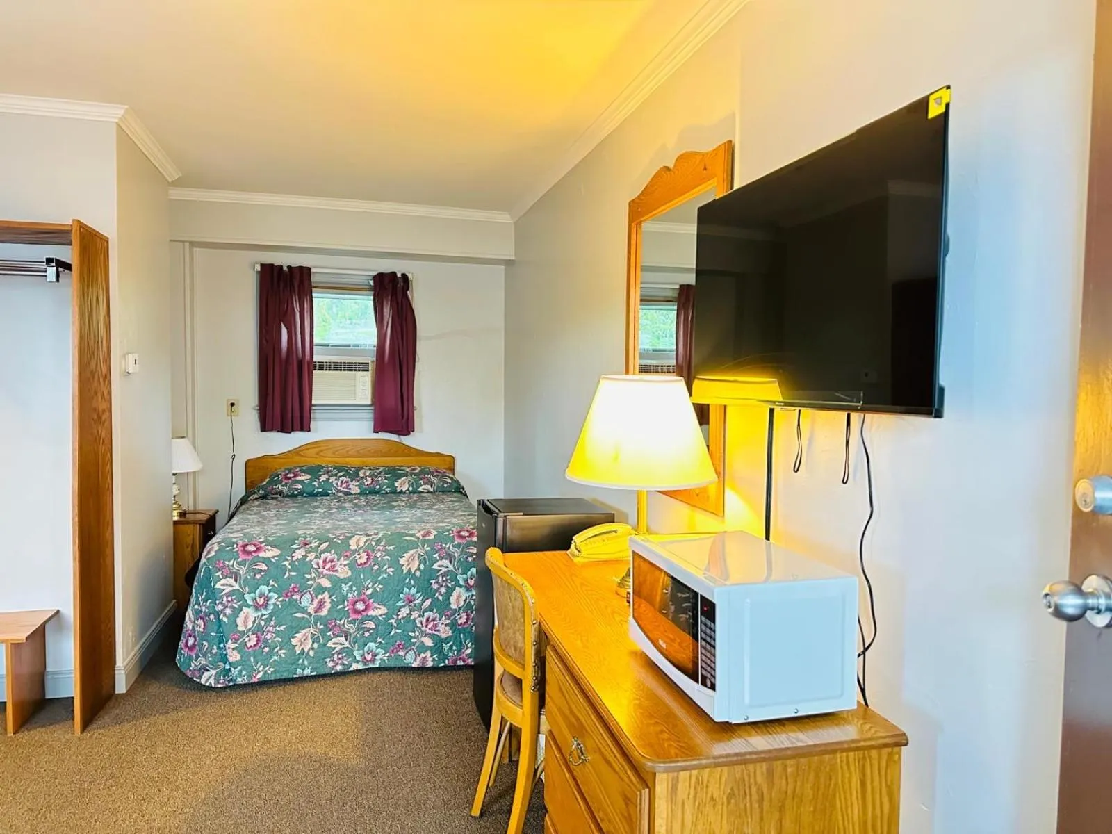 Bed in Stiles Motel Hill View