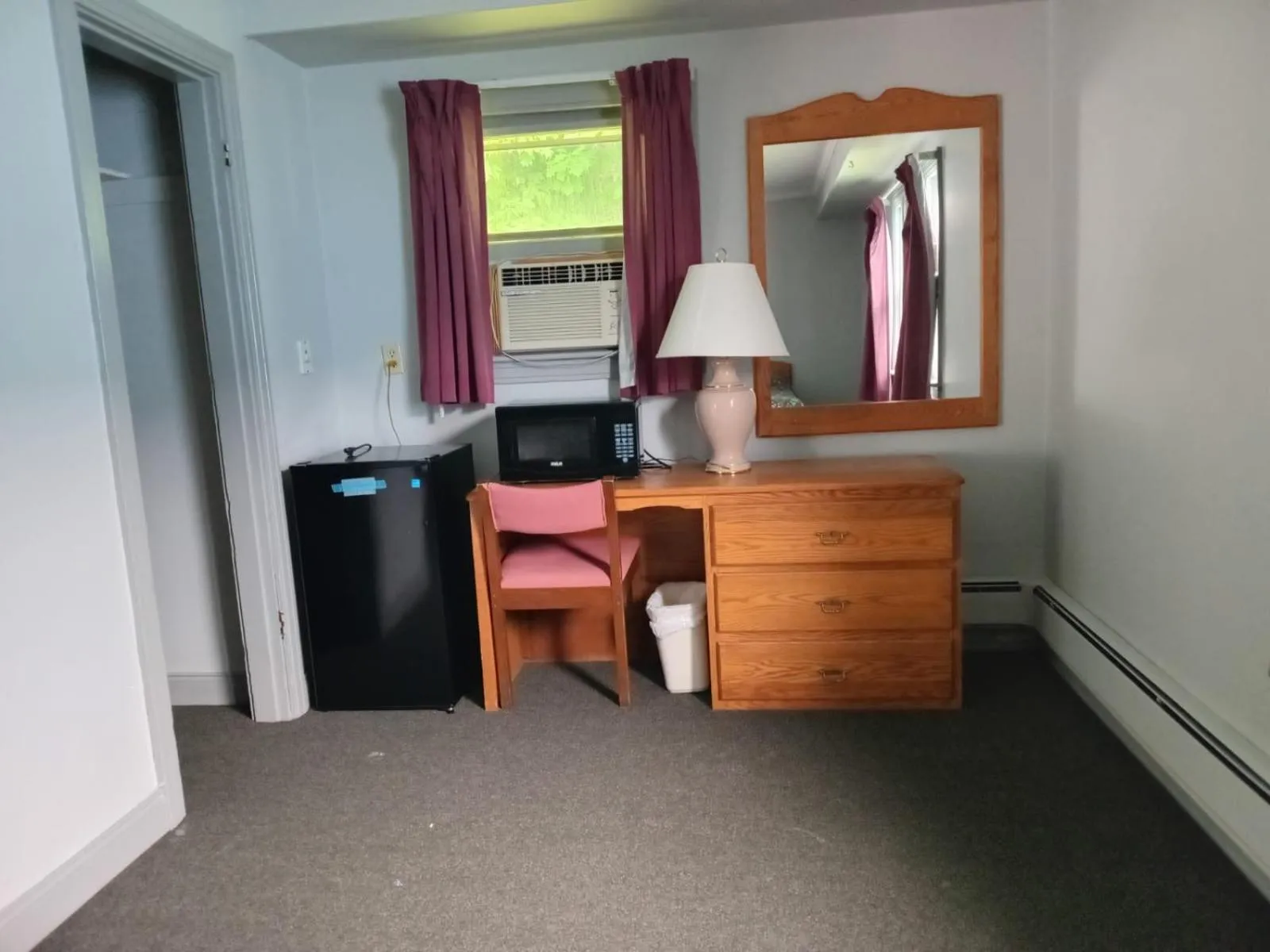 microwave in Stiles Motel Hill View