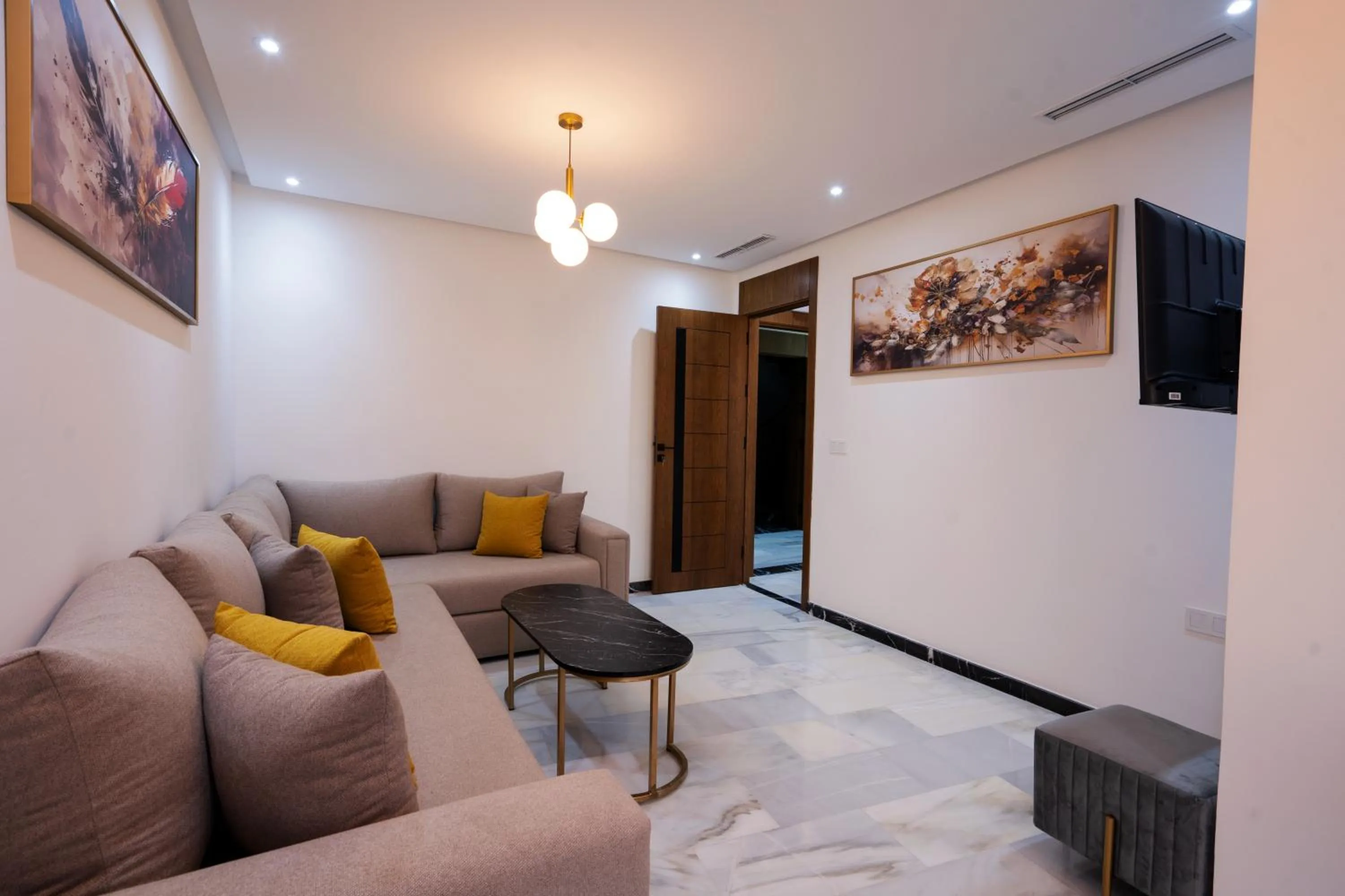 Communal lounge/ TV room in IMMOKA SUITEs