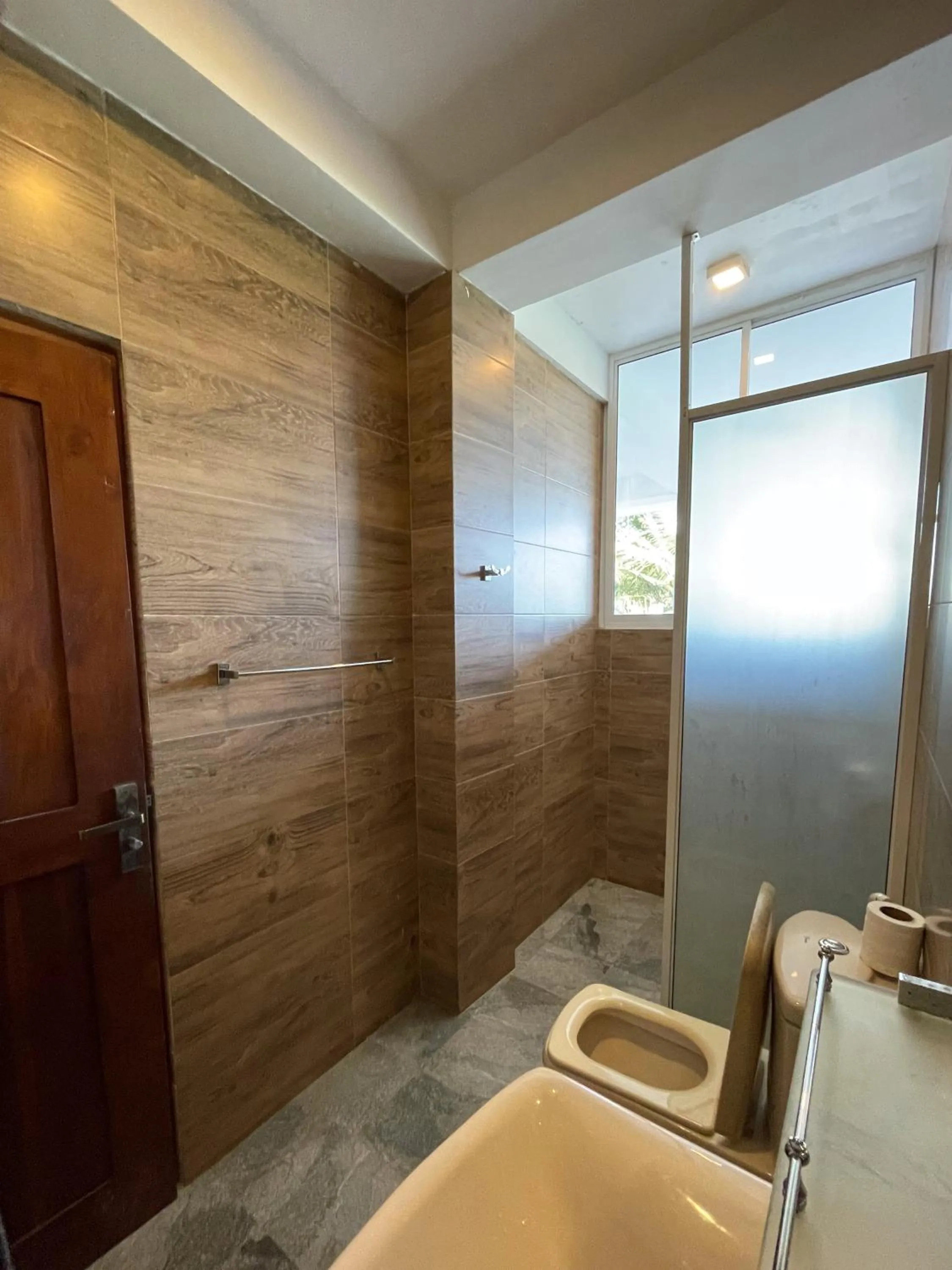 Toilet in New Wave Beach Resort Unawatuna