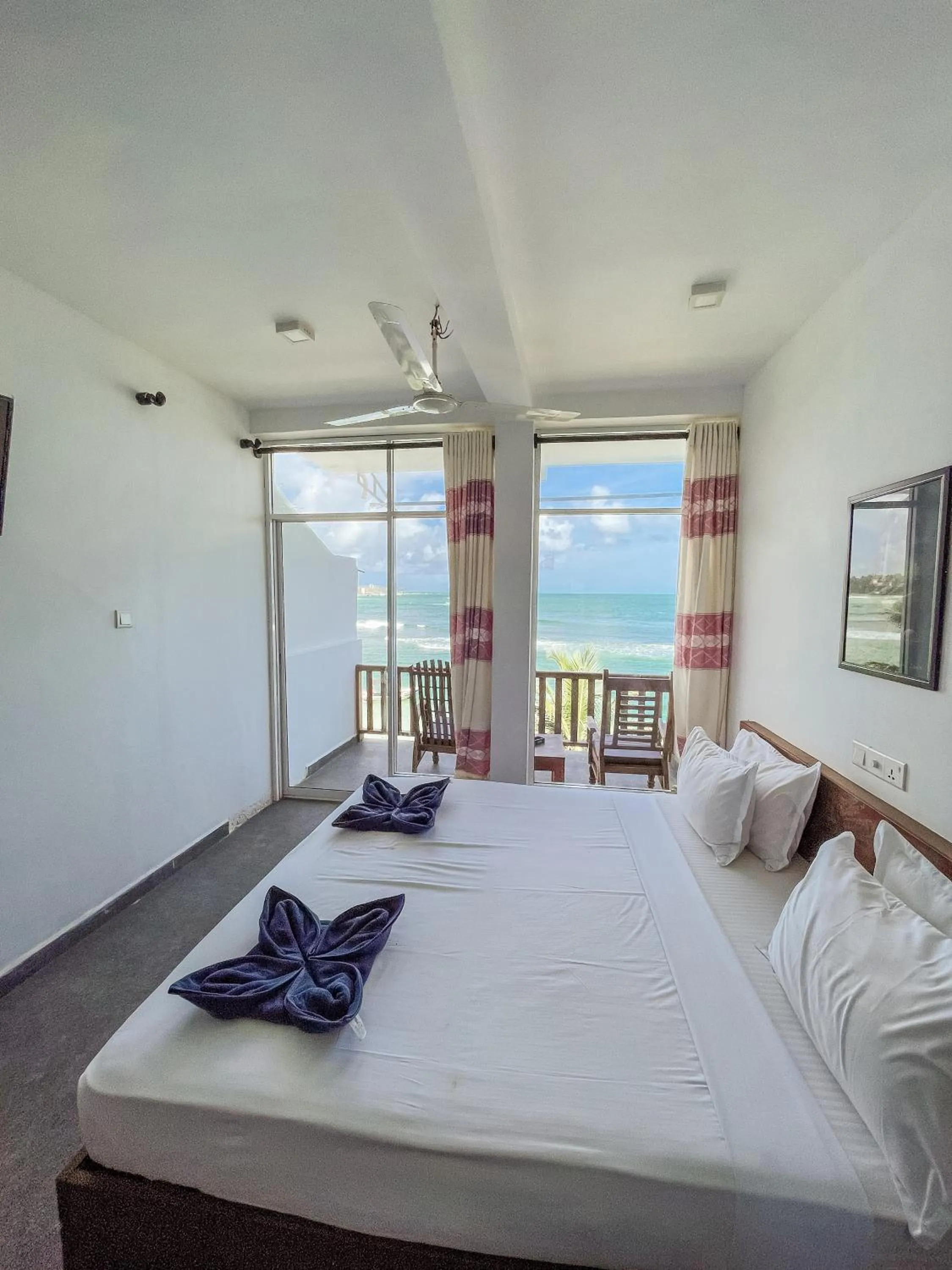 towels in New Wave Beach Resort Unawatuna