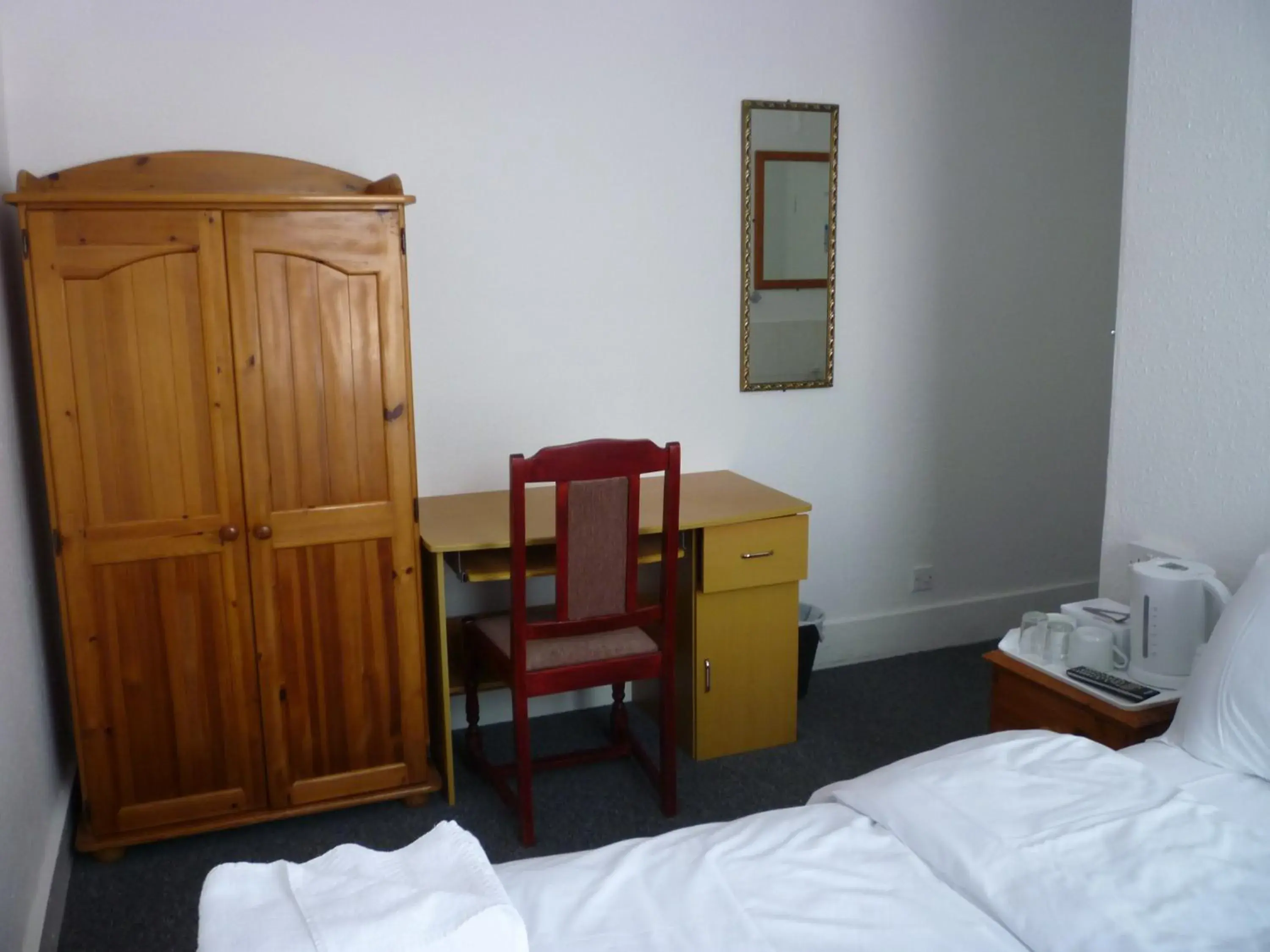 Budget Double Room in Bow Guest House Budget Double Room in Bow Guest House