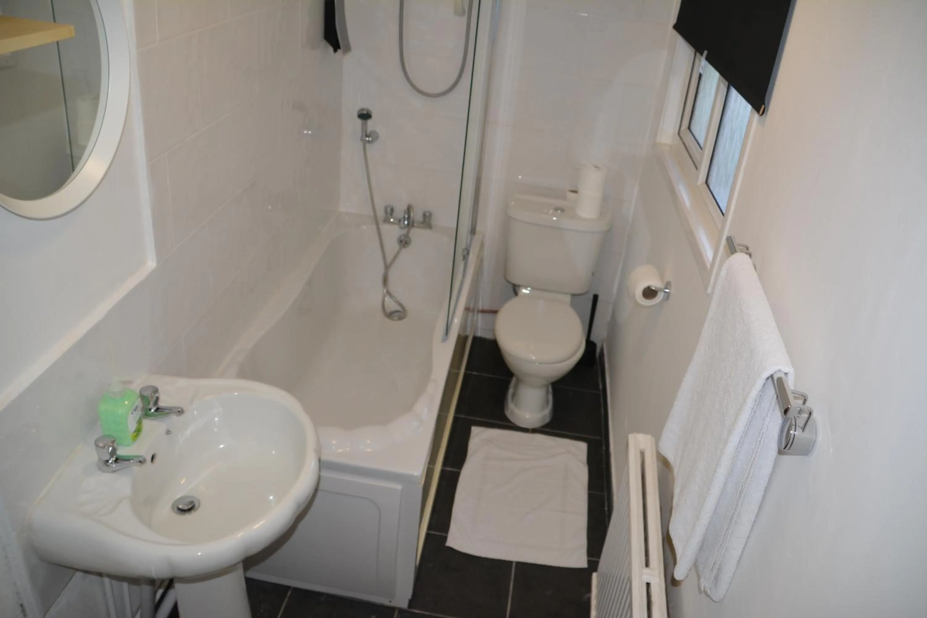 Bathroom in Bow Guest House