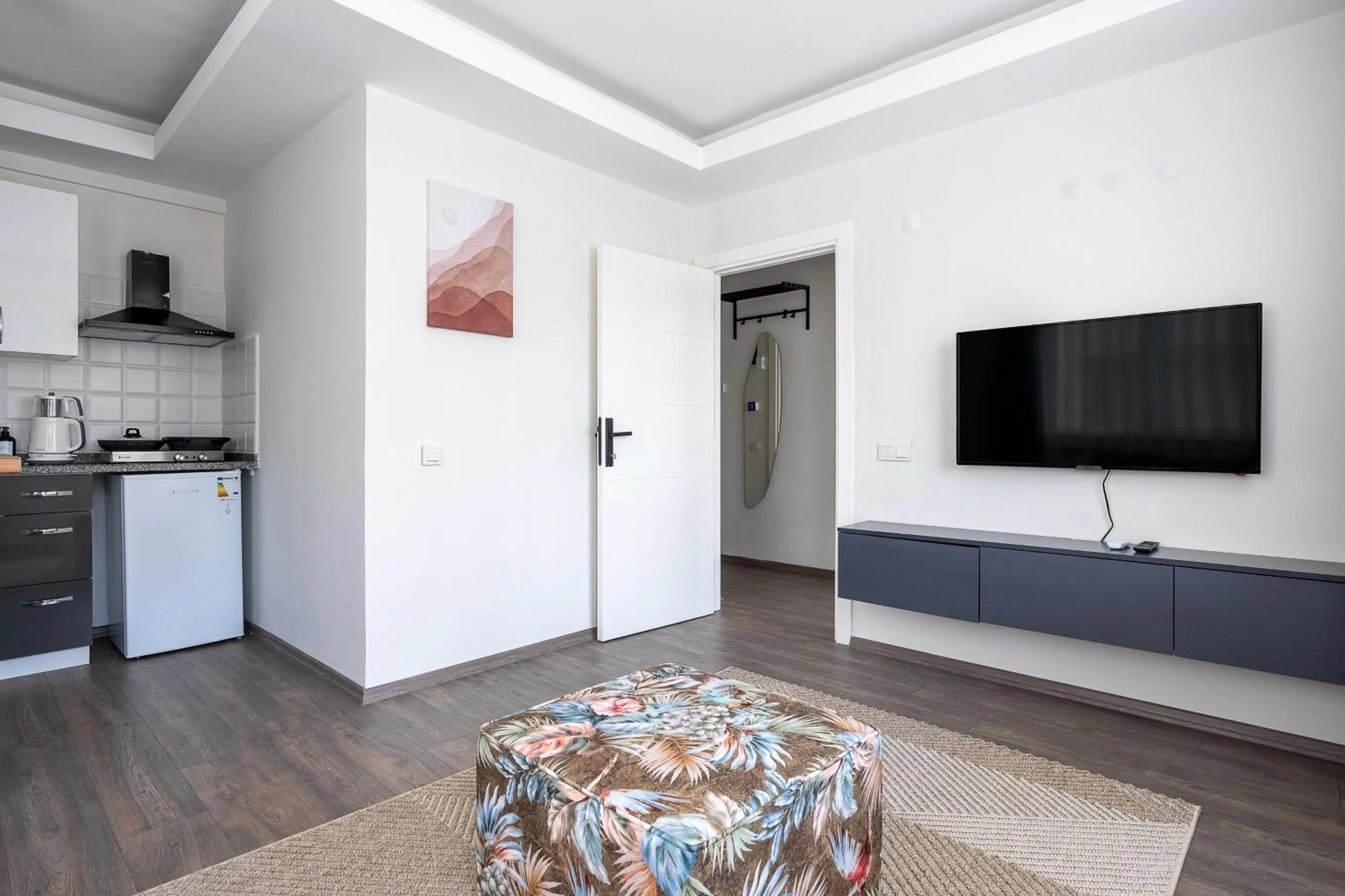 Communal lounge/ TV room in Sorta Hotel