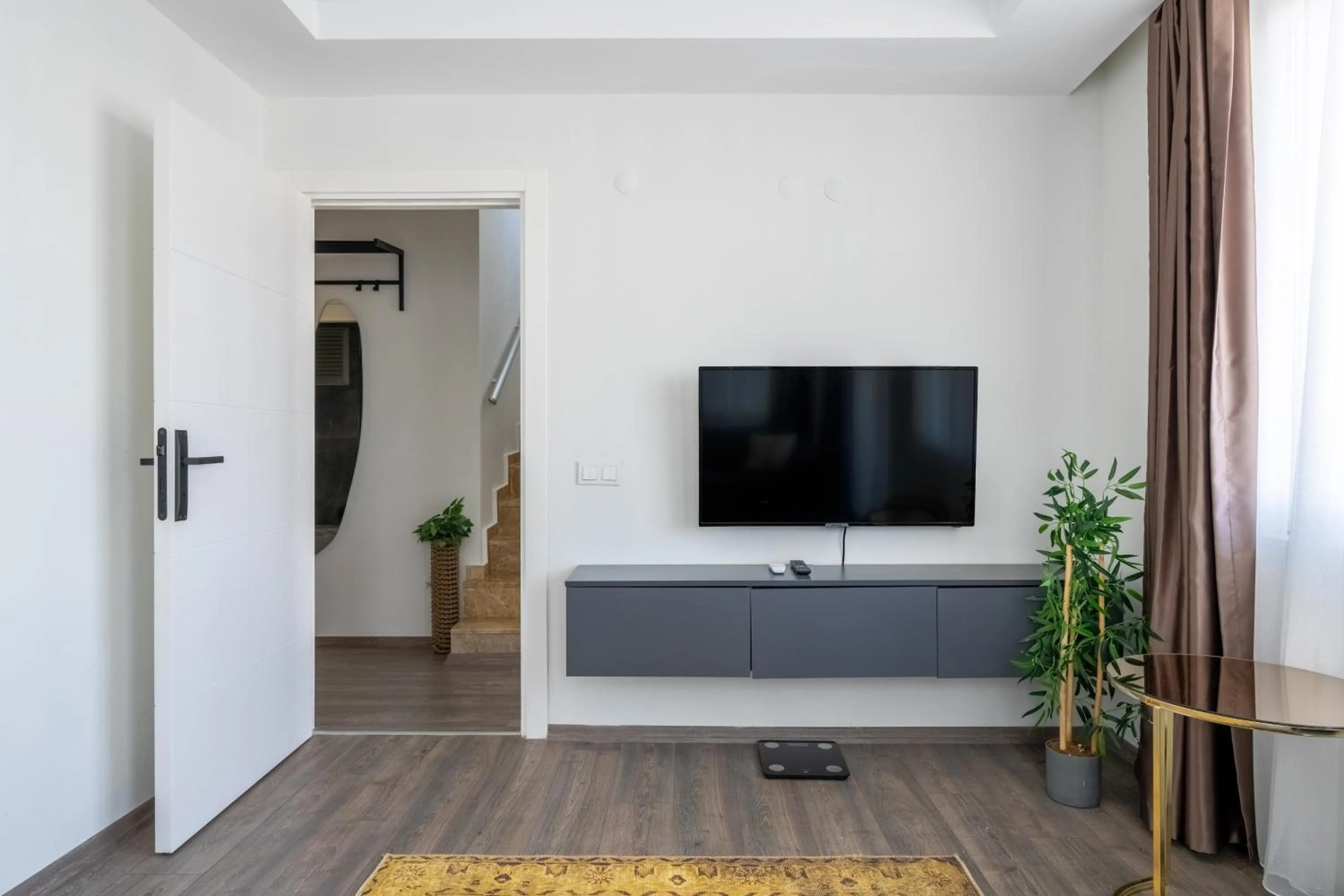 Communal lounge/ TV room in Sorta Hotel