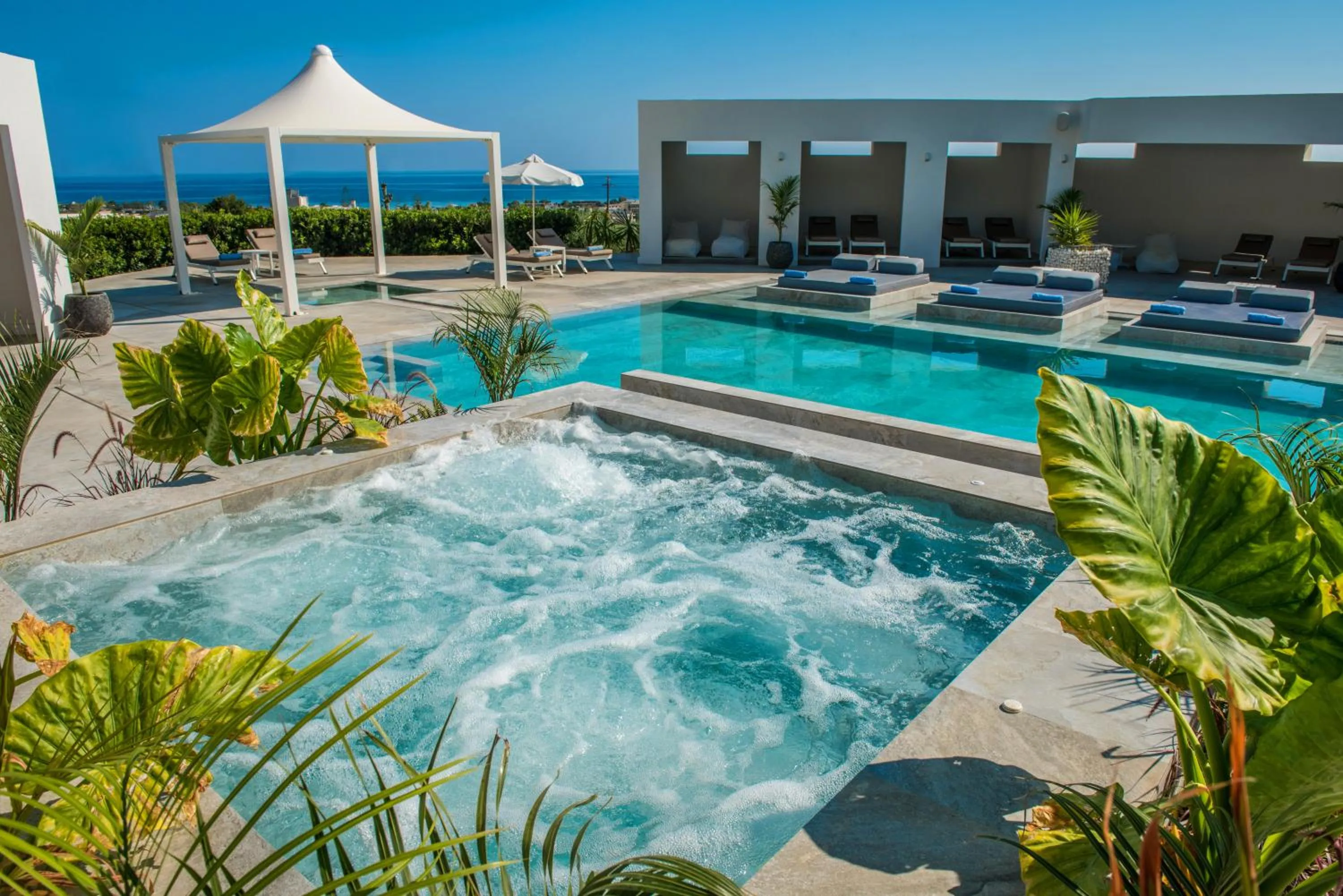Swimming pool in Hotel Matheo Villas & Suites