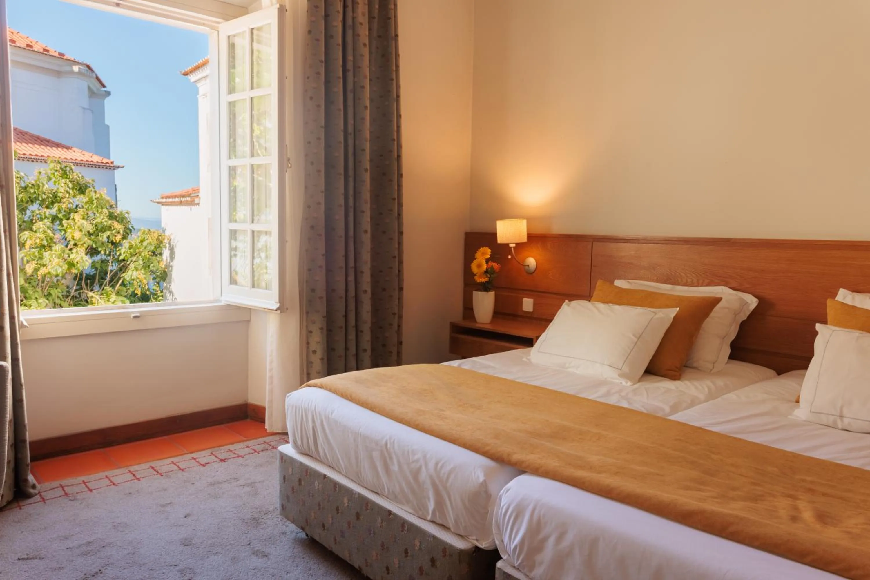 View (from property/room), Bed in Pousada de Ourém - Fátima