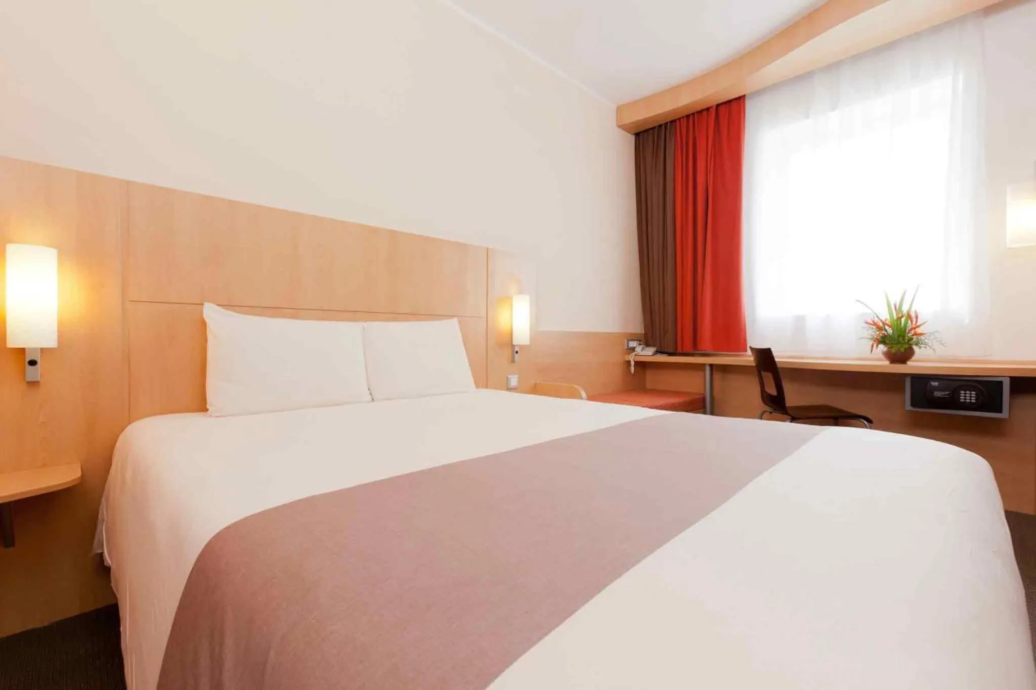 Bedroom, Bed in Ibis Malabo