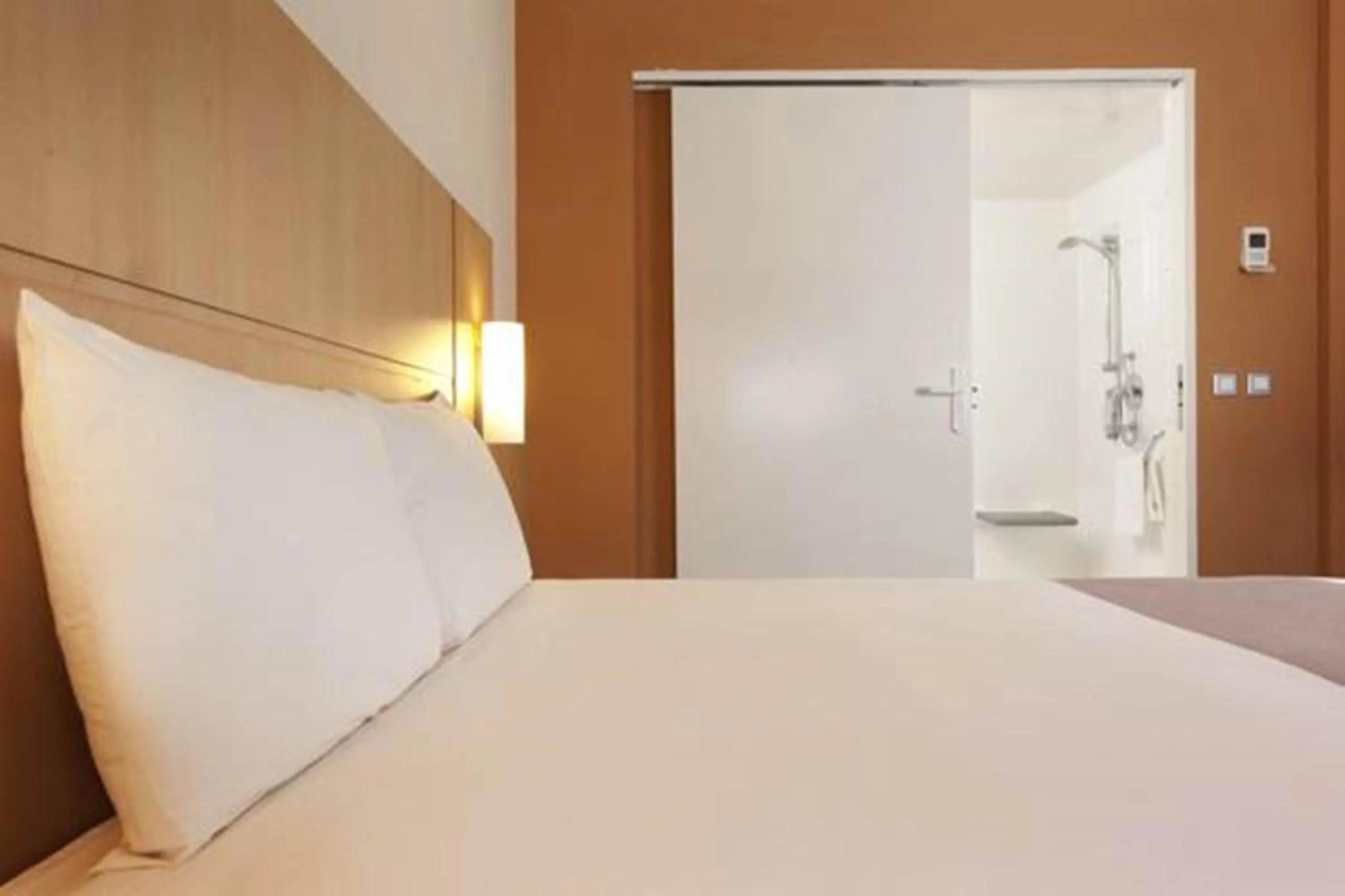 Photo of the whole room in Ibis Malabo