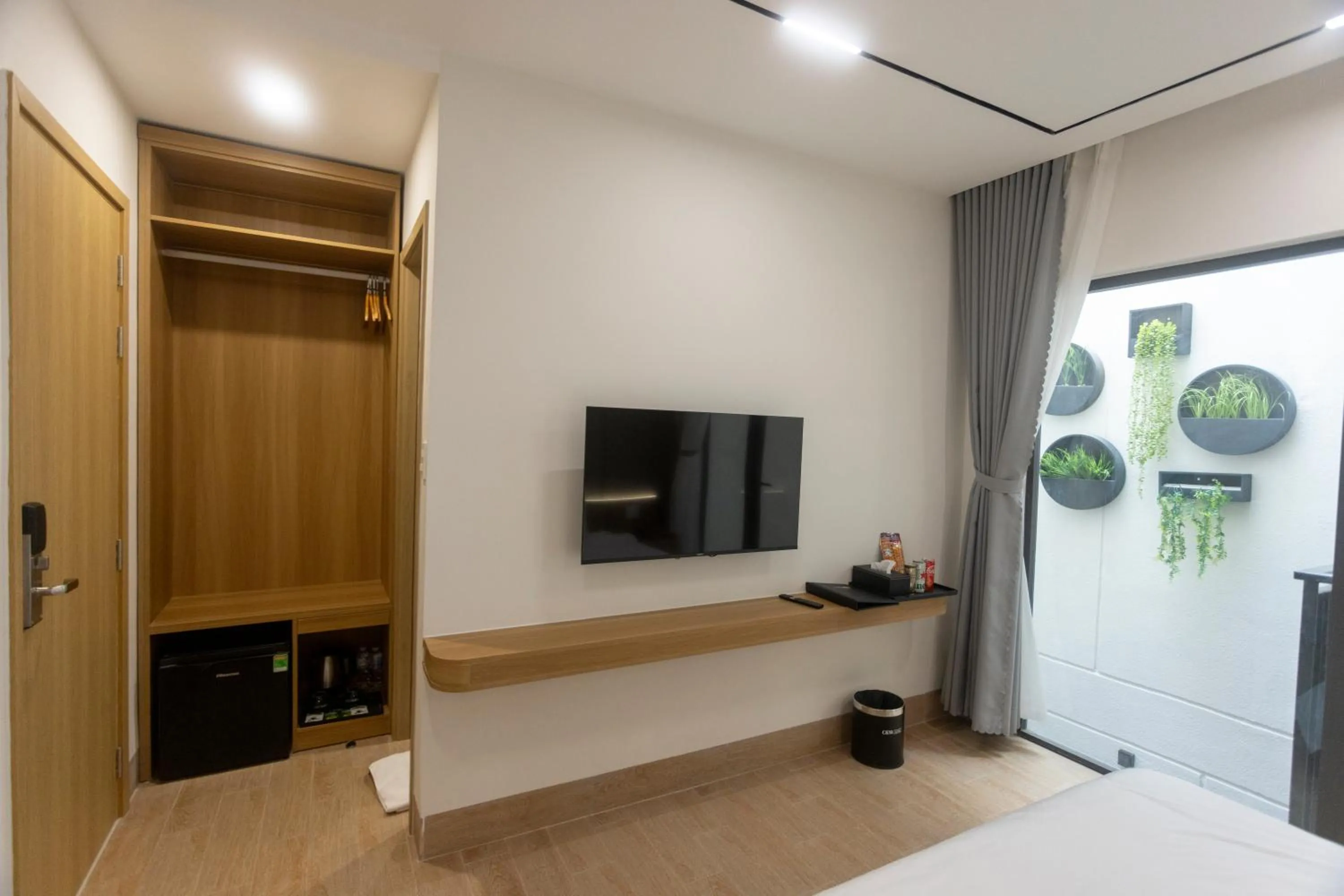 Communal lounge/ TV room, Bed in C&M Hotel