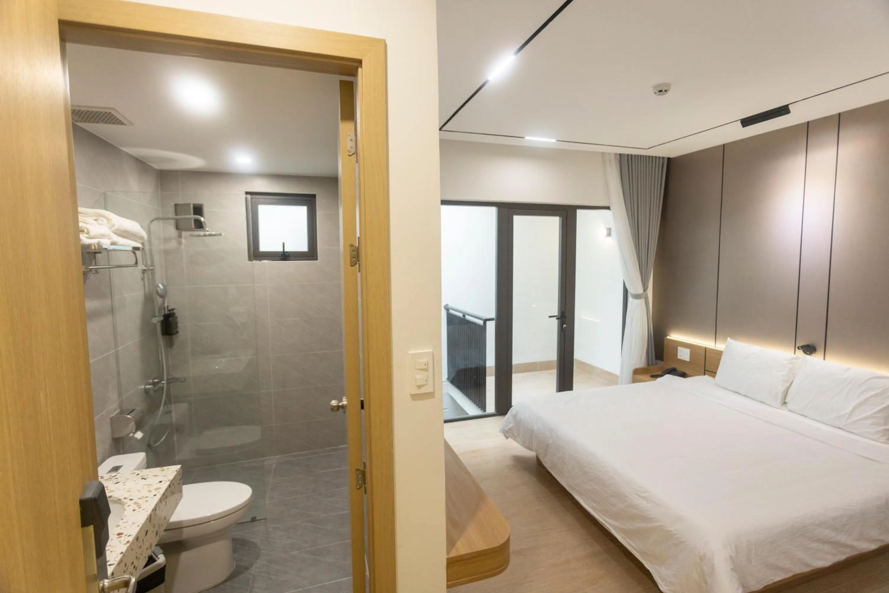Shower, Bed in C&M Hotel