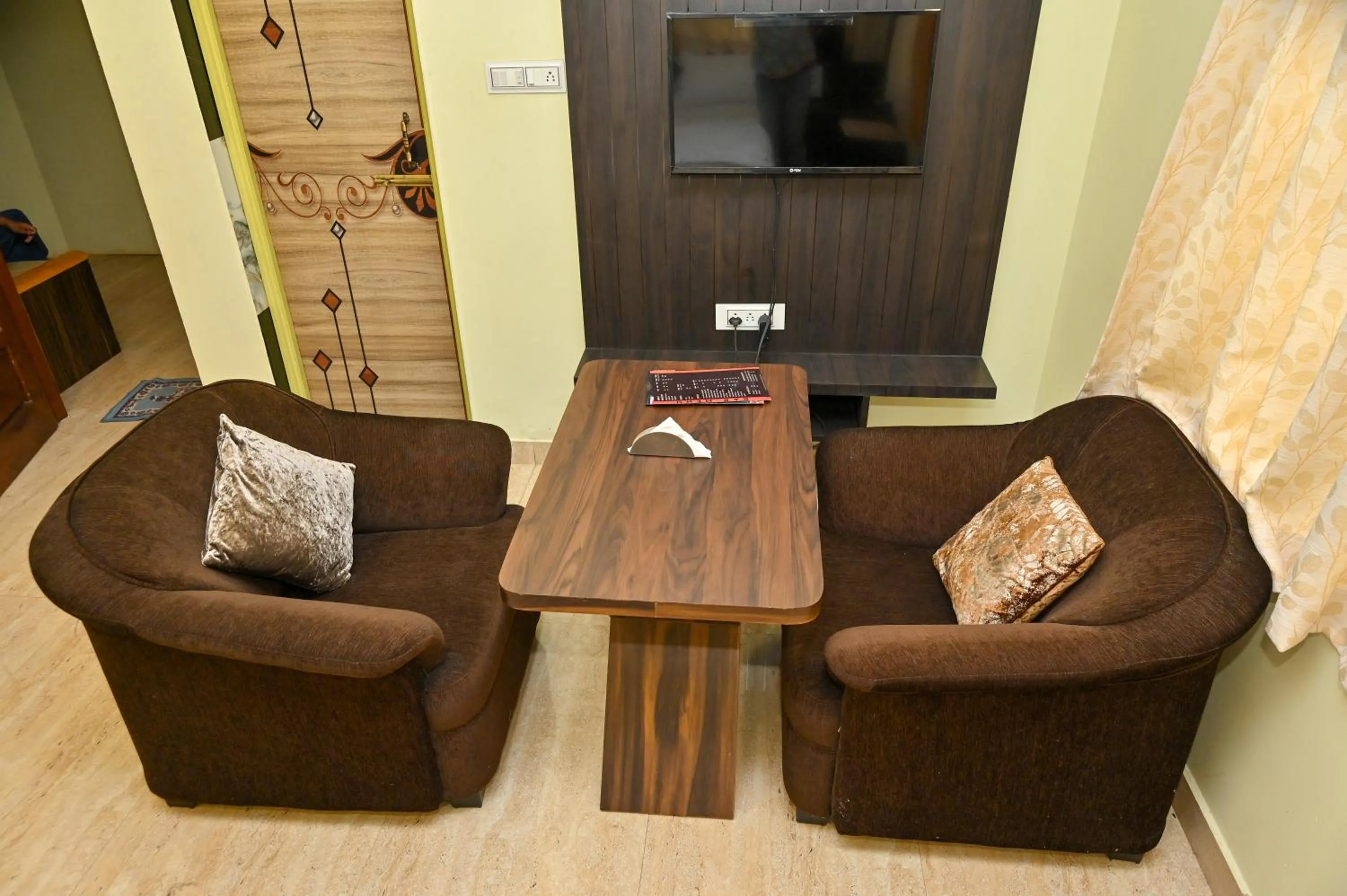 Communal lounge/ TV room in NAVARATHNA International resort