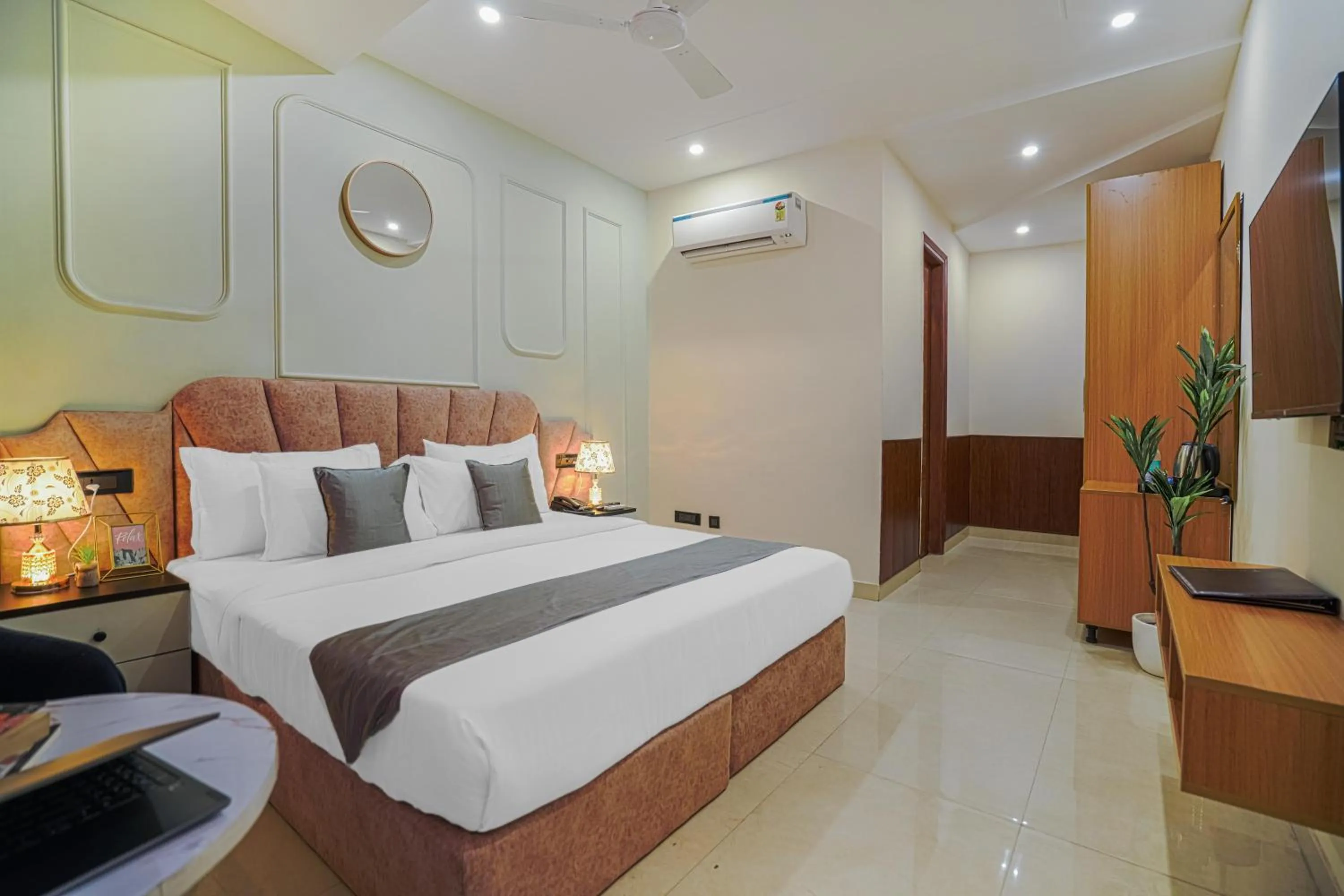 Bedroom, Bed in HOTEL SKY VIEW - Zirakpur, Chandigarh