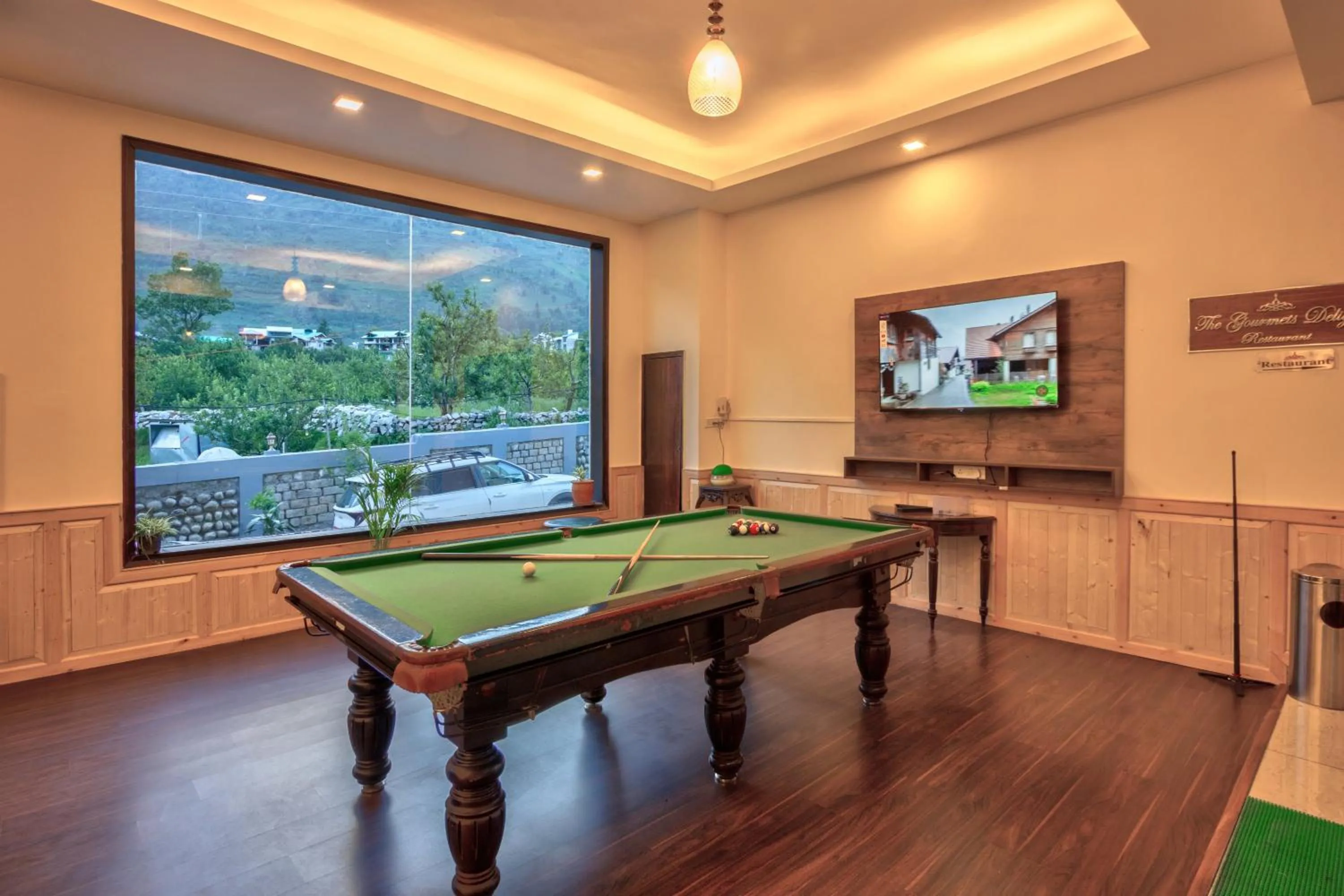 Communal lounge/ TV room in The Katoch Grand Resort