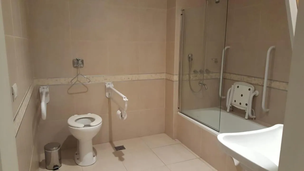 Shower in Howard Johnson Hotel Piedras Moras