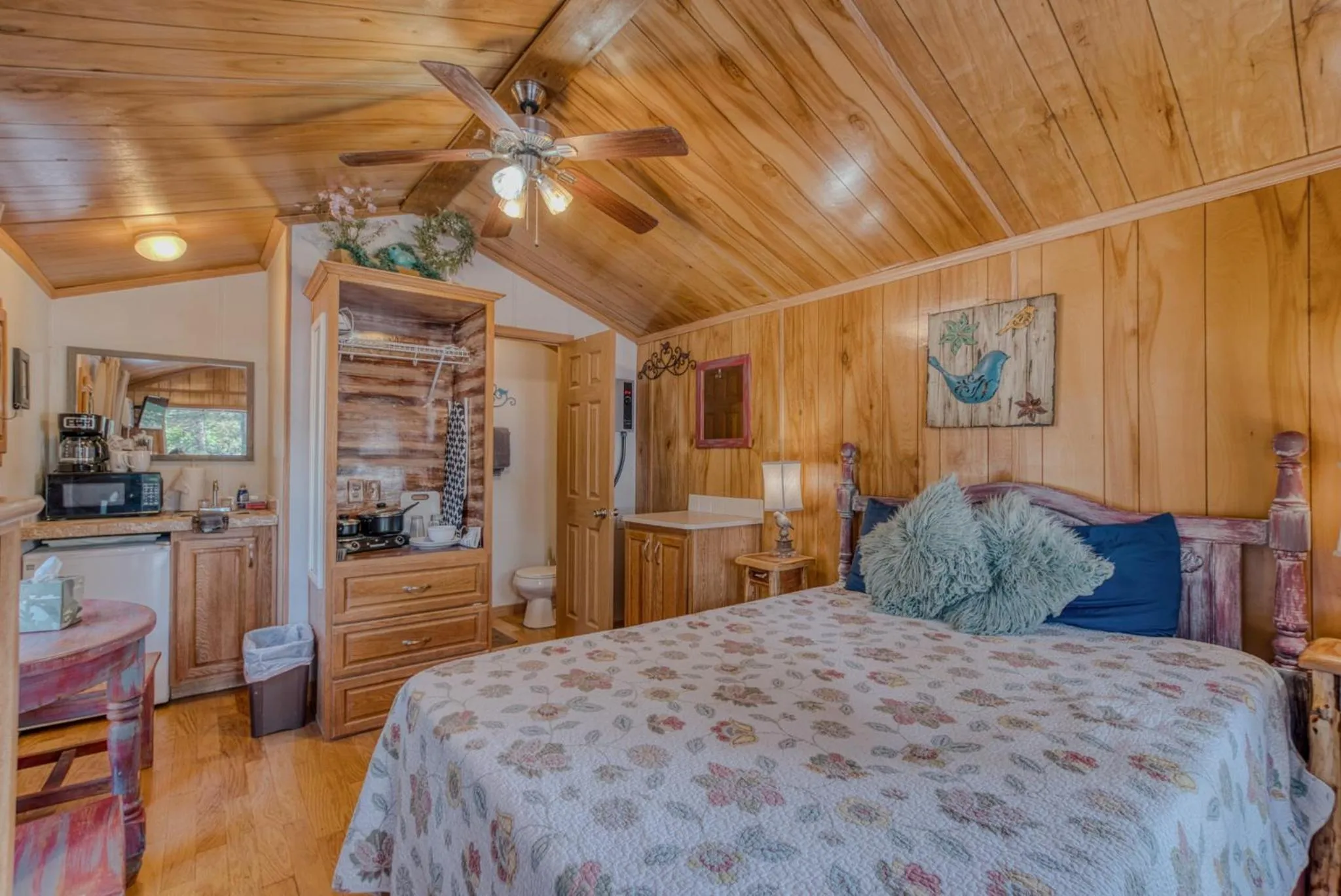 Bed in Enchanted Hideaway Cabins and Cottages