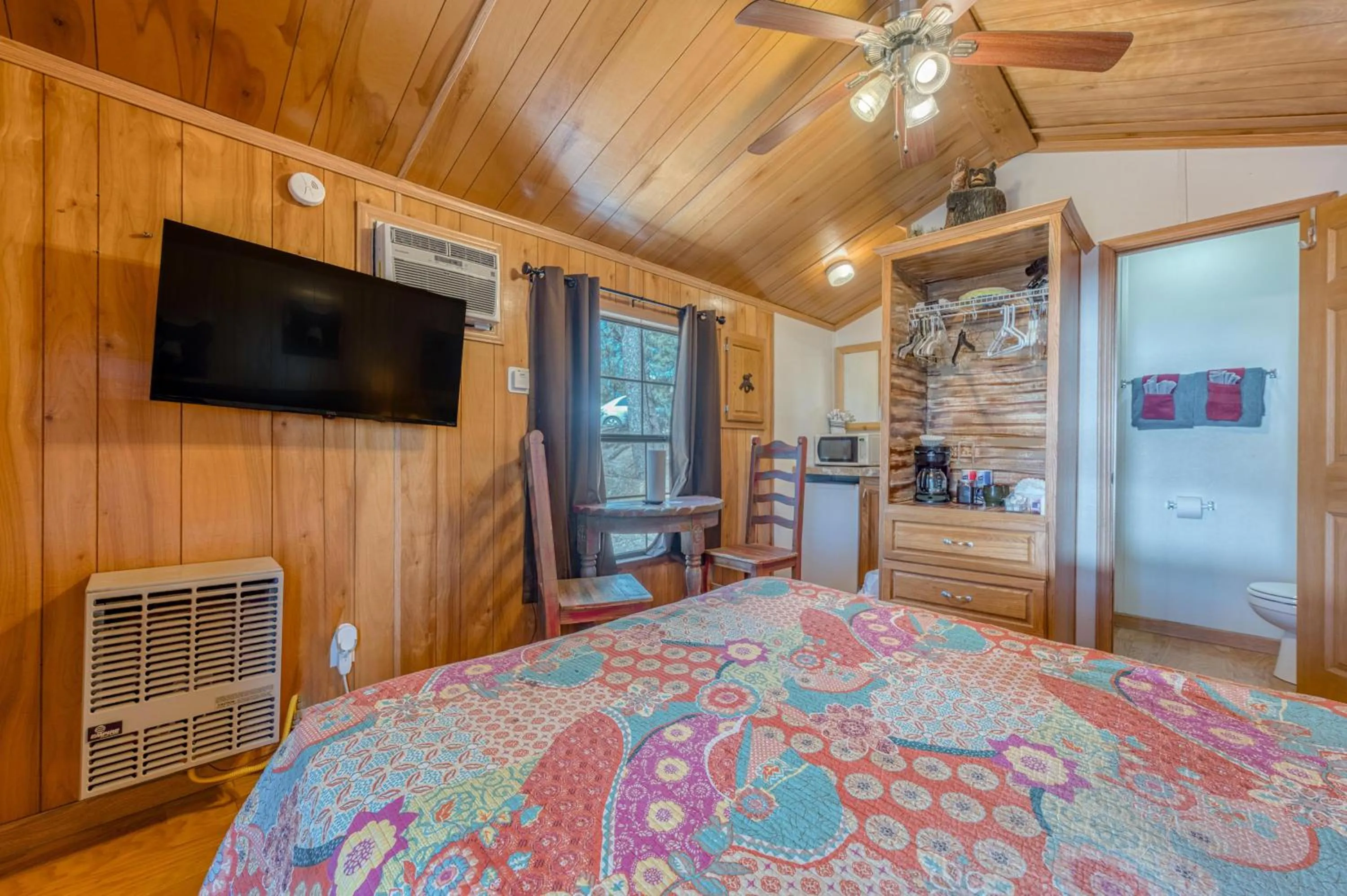 Bed in Enchanted Hideaway Cabins and Cottages