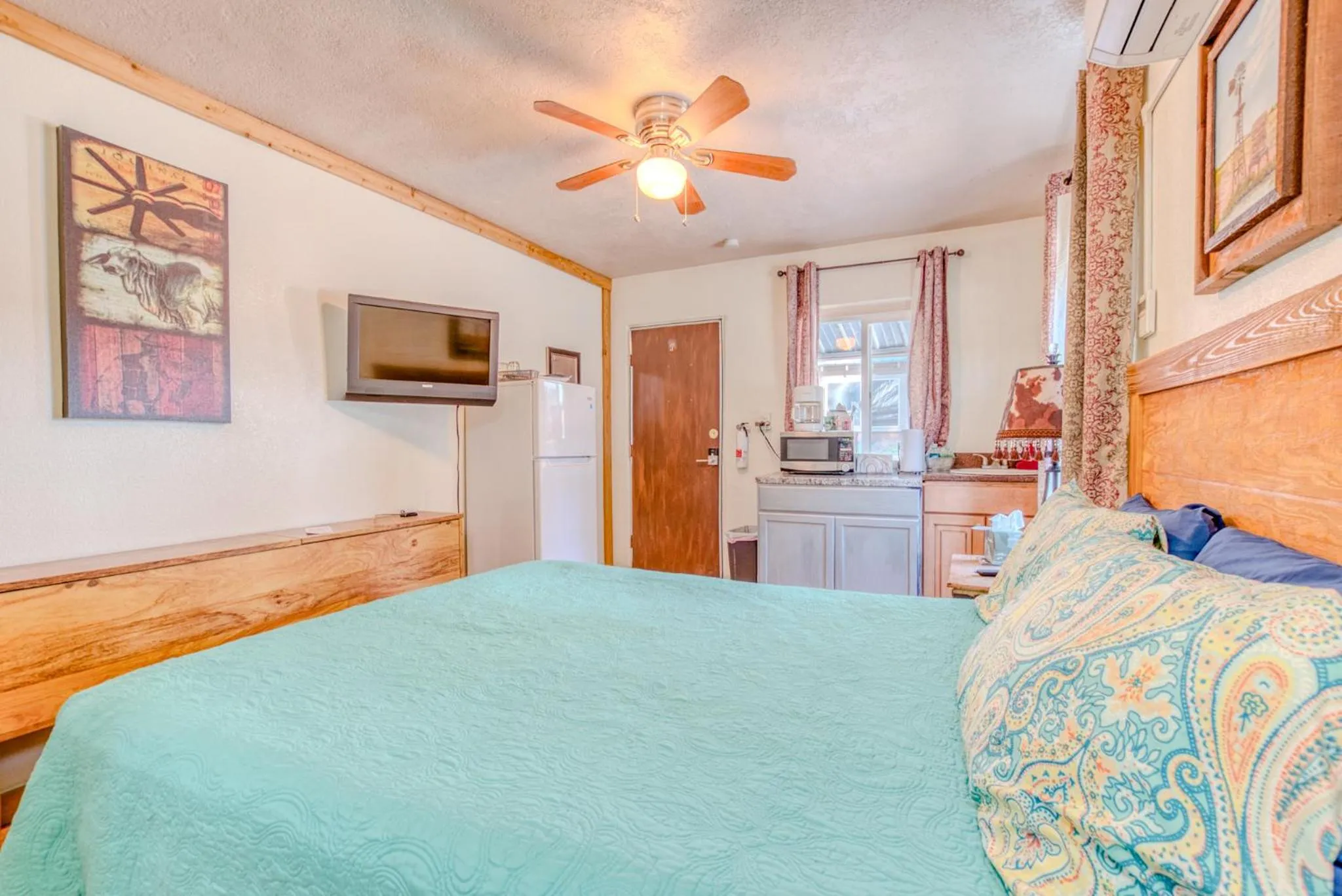 Bed in Enchanted Hideaway Cabins and Cottages