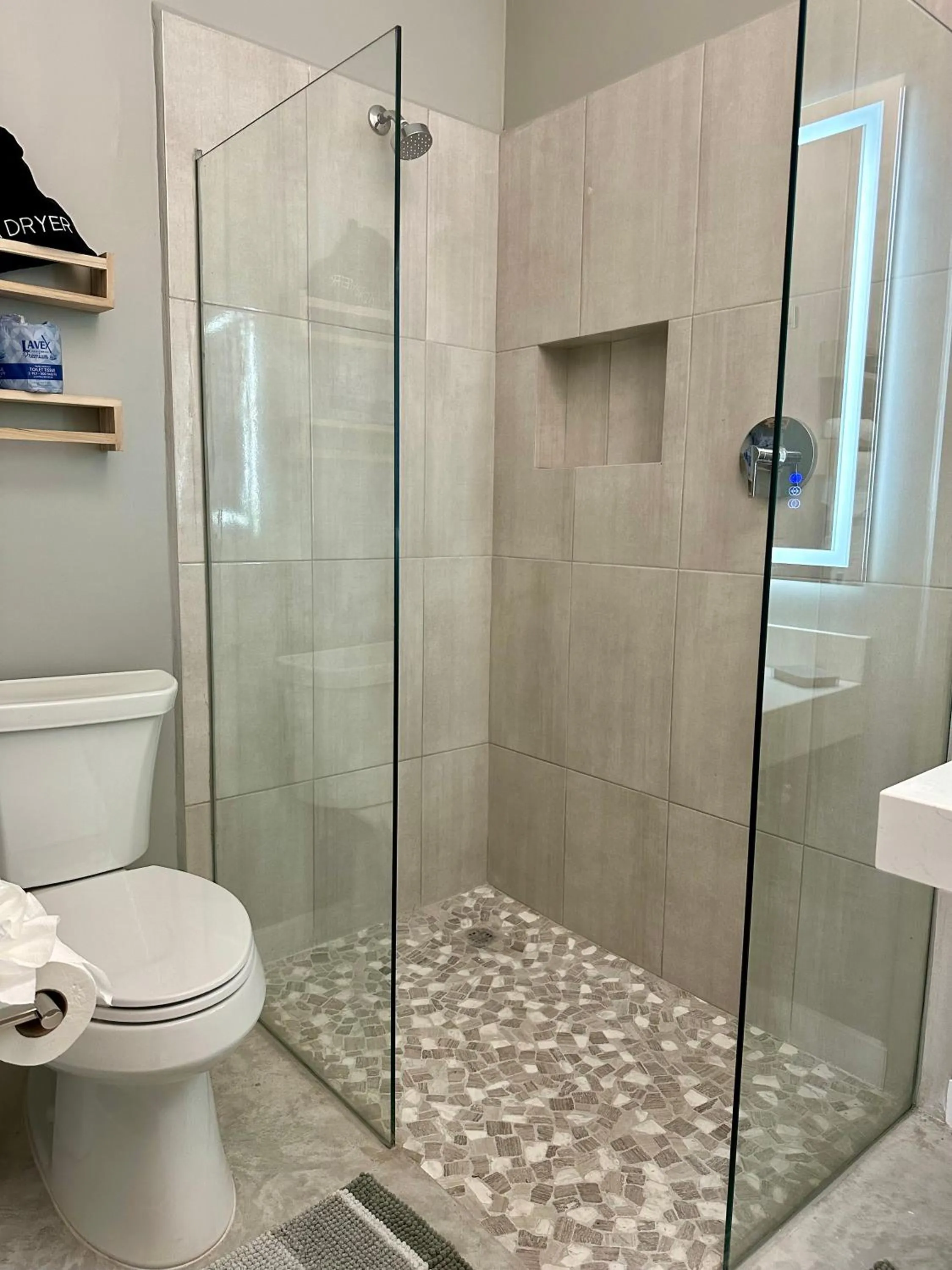 Shower in Sandbar Beachfront Hotel & Hostel Restaurant