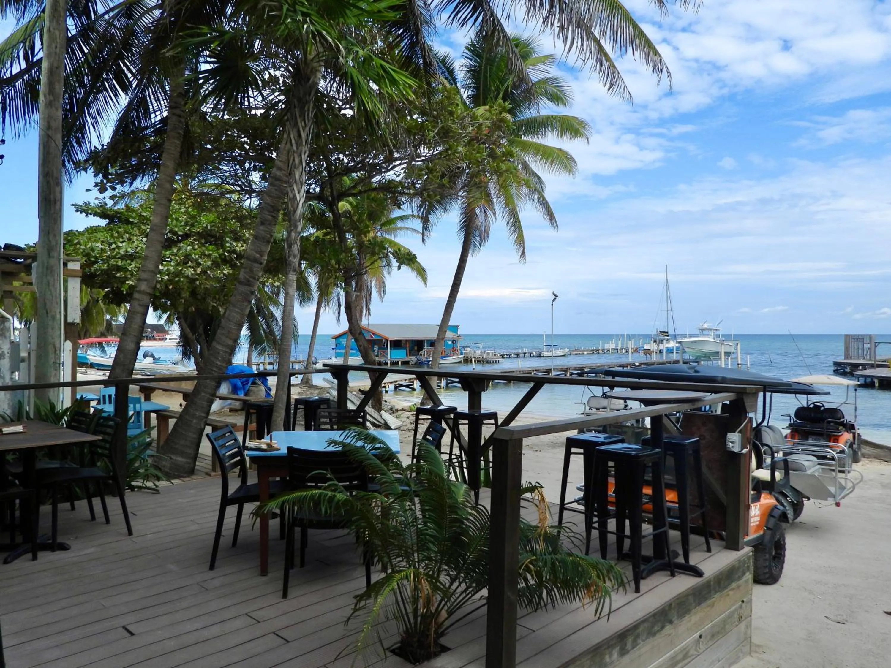 Restaurant/places to eat in Sandbar Beachfront Hotel & Hostel Restaurant