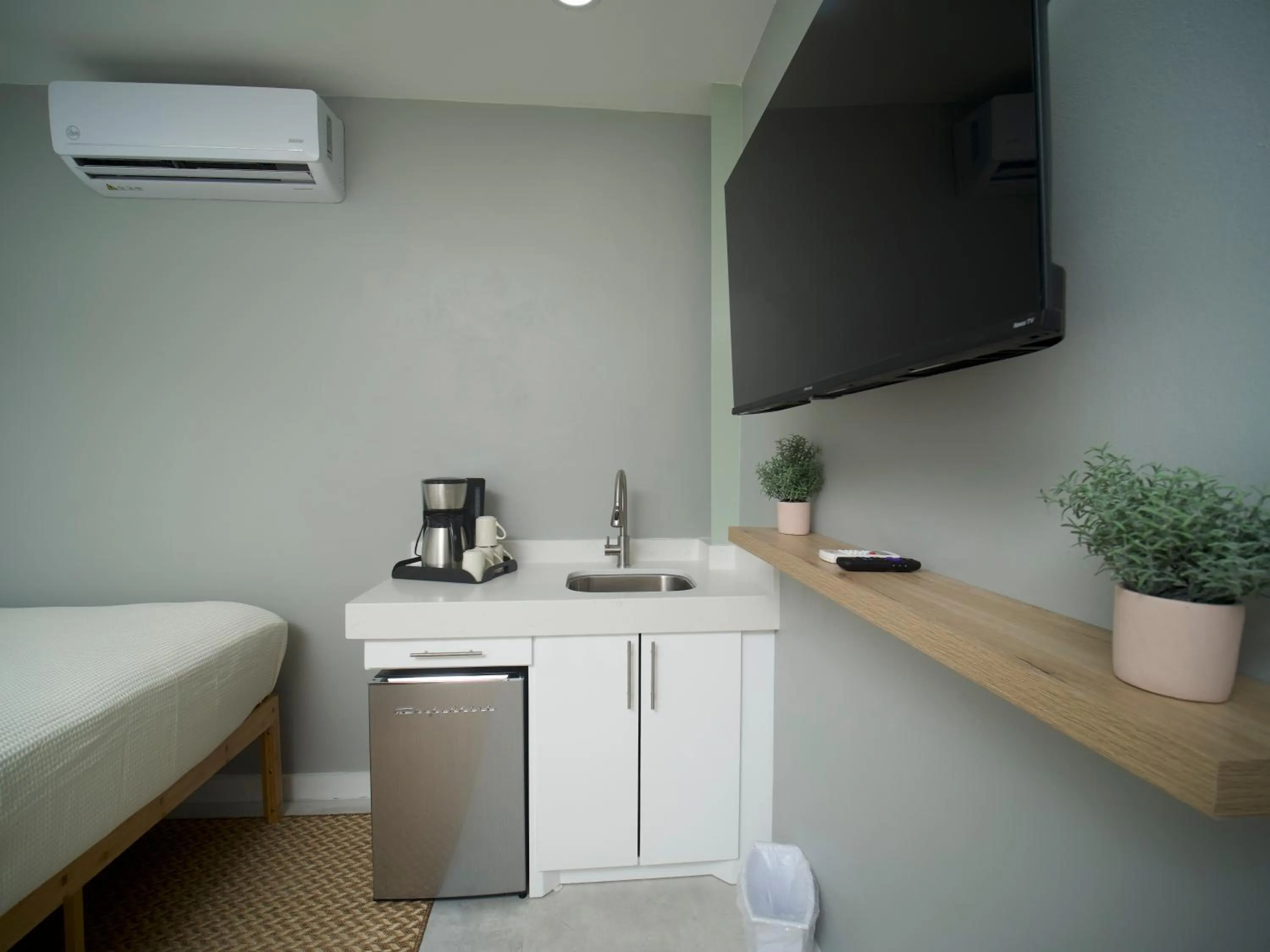 Kitchen or kitchenette, Bed in Sandbar Beachfront Hotel & Hostel Restaurant