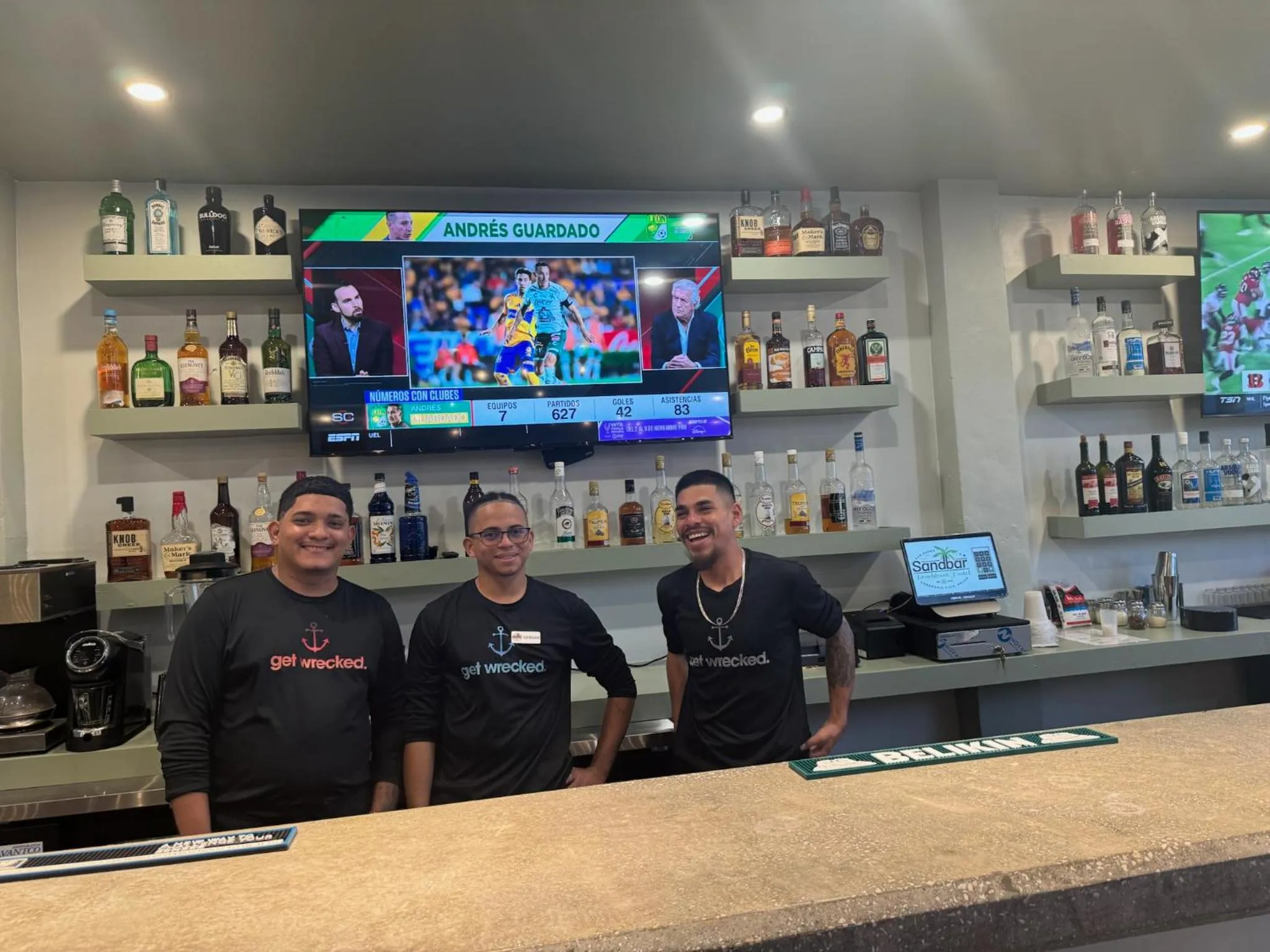 Restaurant/places to eat in Sandbar Beachfront Hotel & Hostel Restaurant