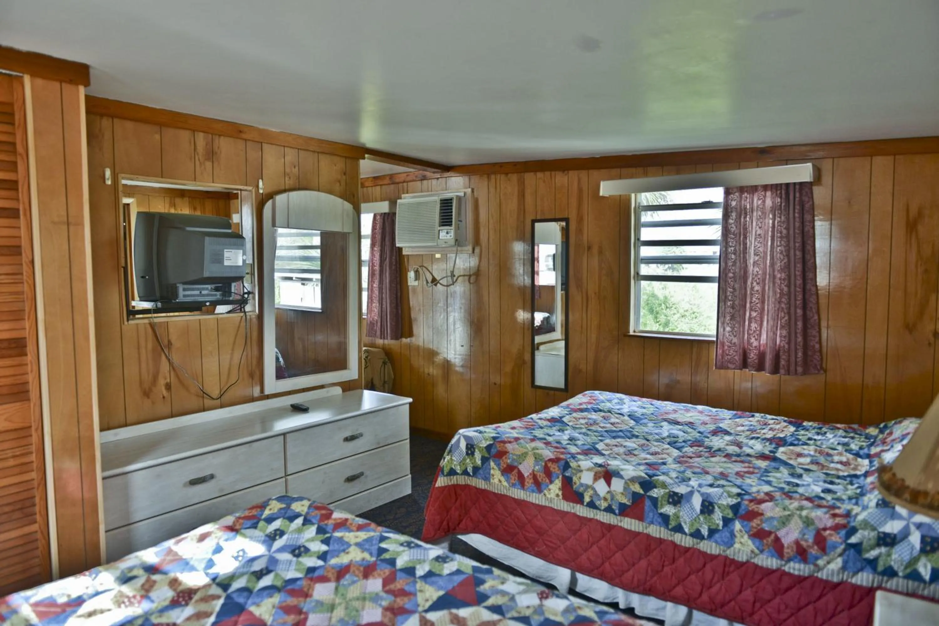 Bedroom, Bed in Lake Ida Beach Resort
