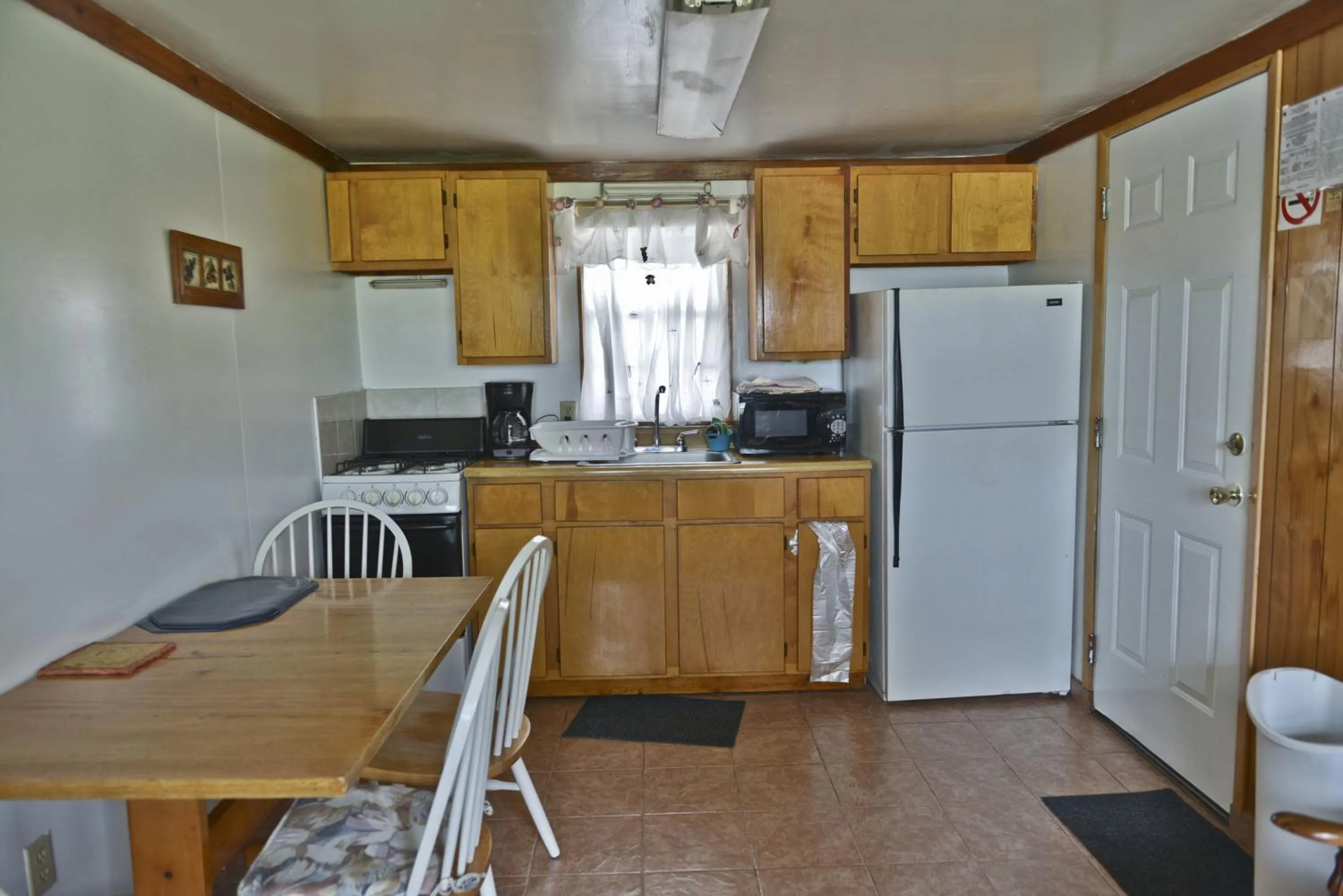 Kitchen or kitchenette in Lake Ida Beach Resort