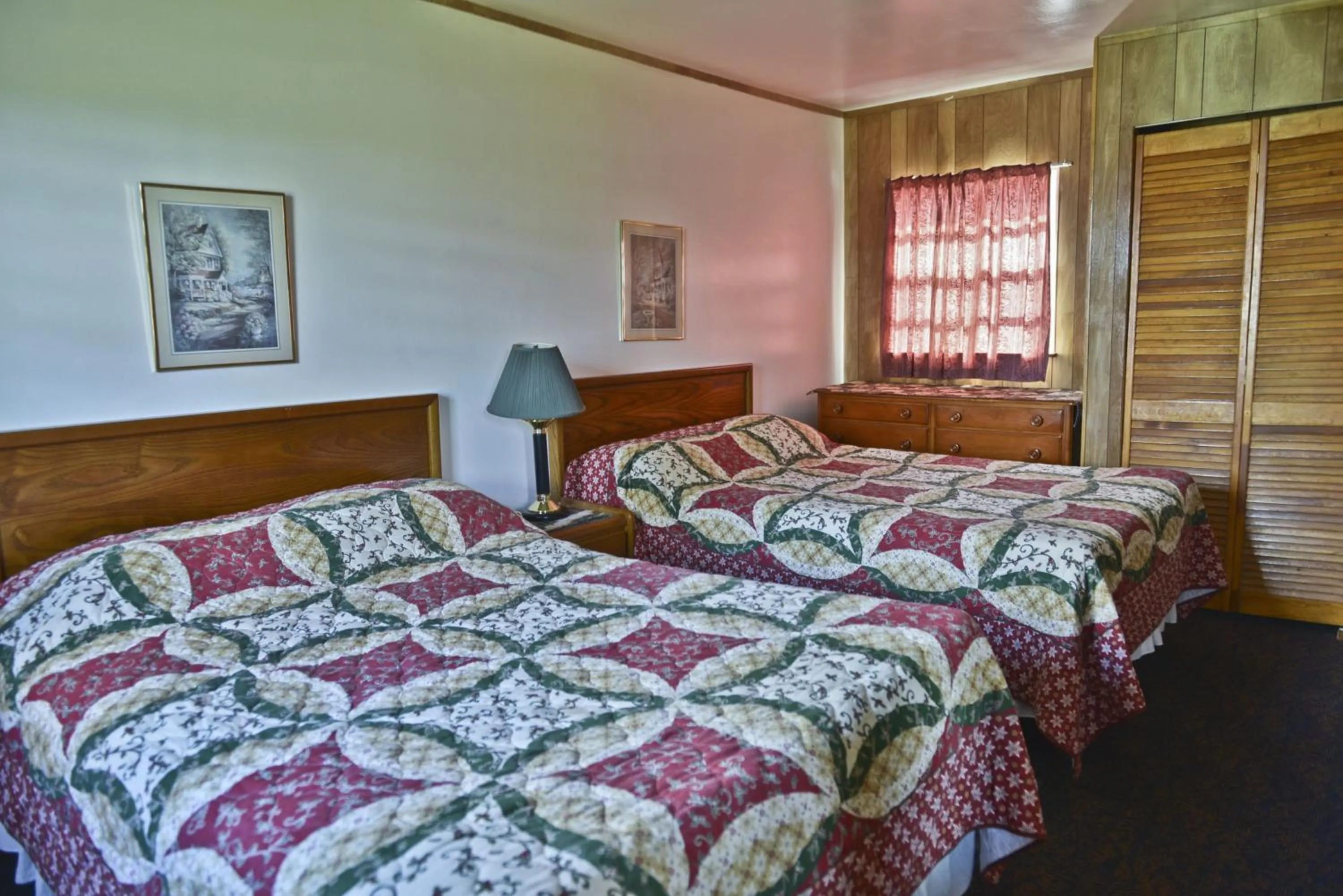 Bedroom, Bed in Lake Ida Beach Resort