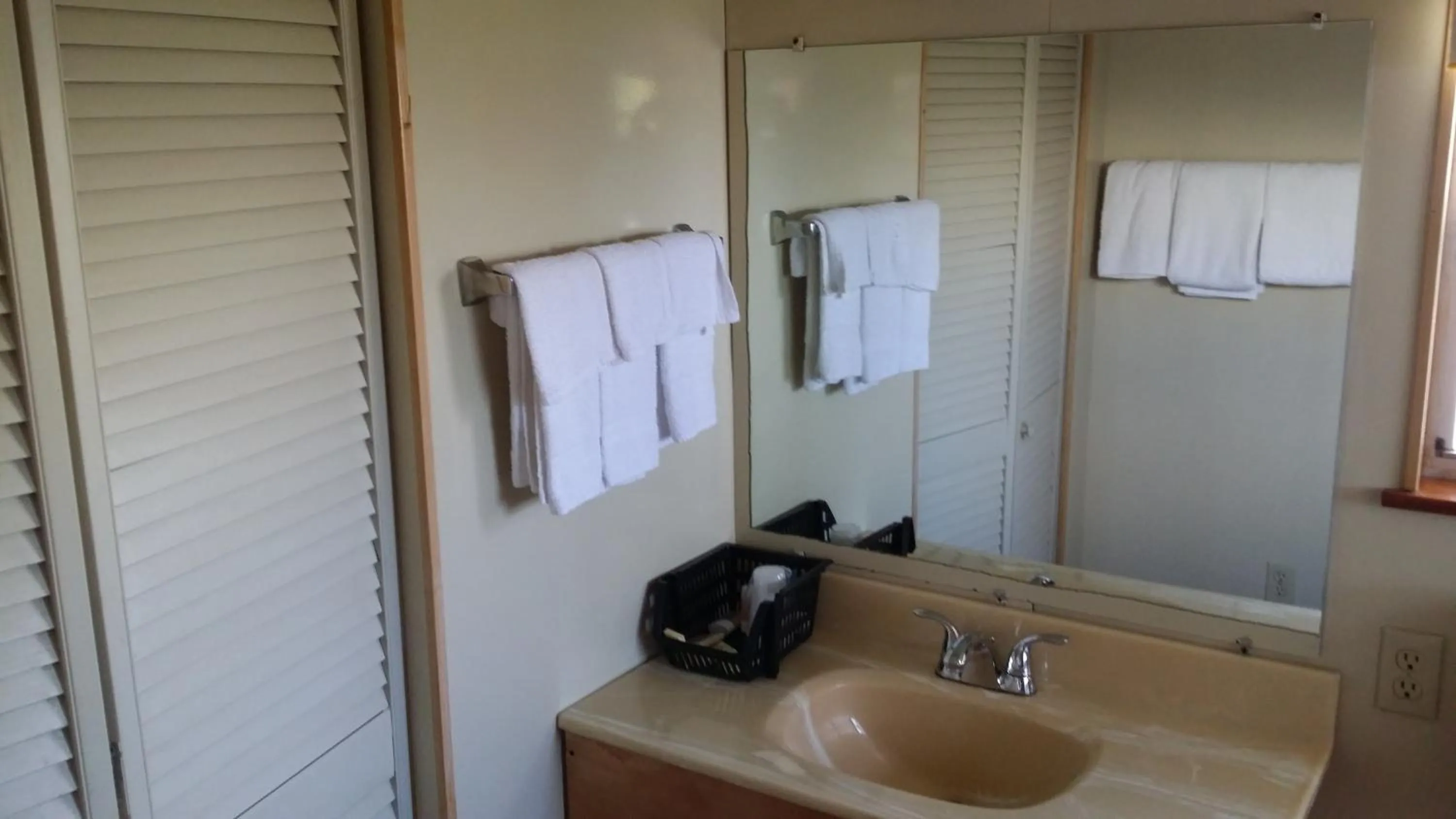 Bathroom in Lake Ida Beach Resort