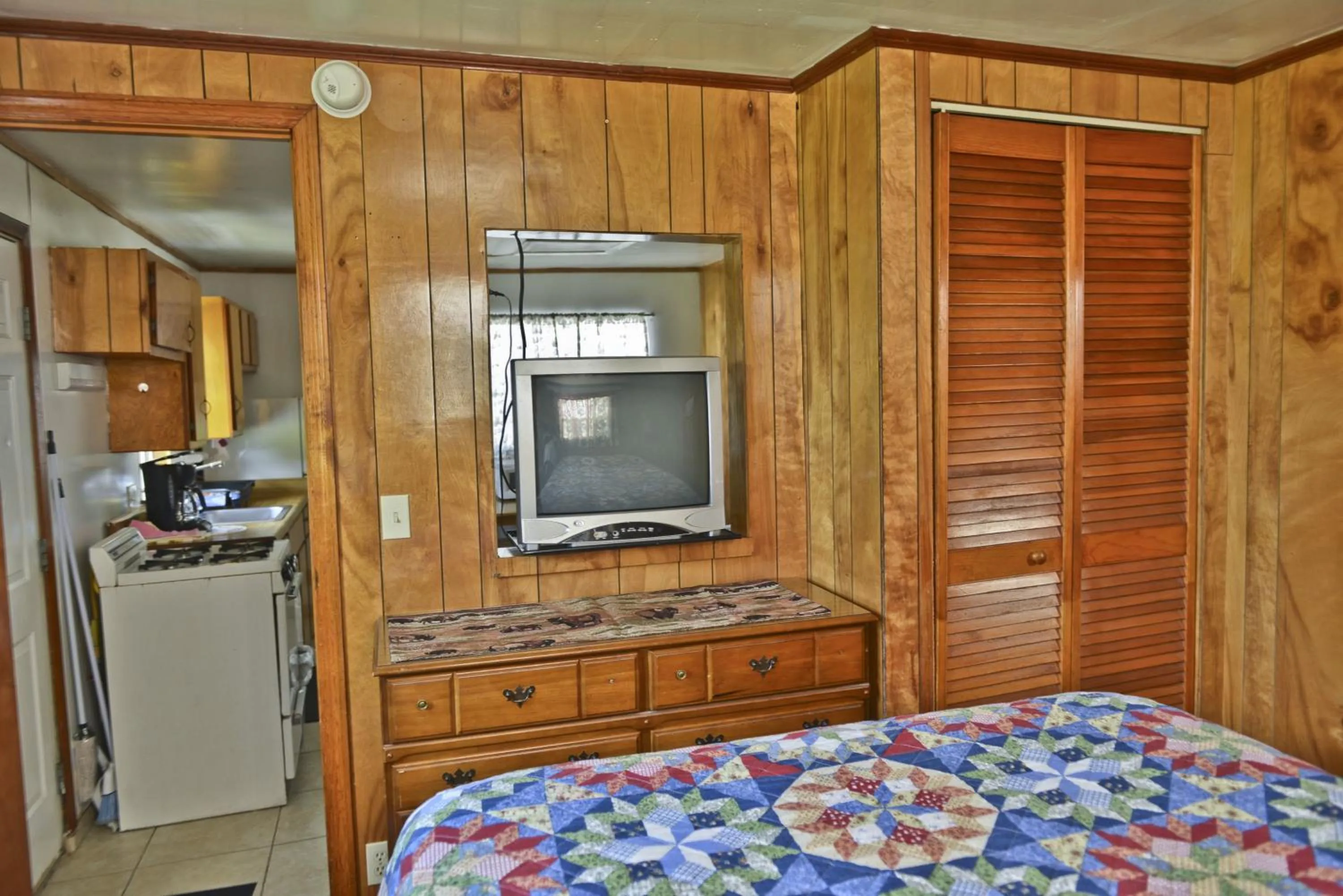 Decorative detail, Bed in Lake Ida Beach Resort
