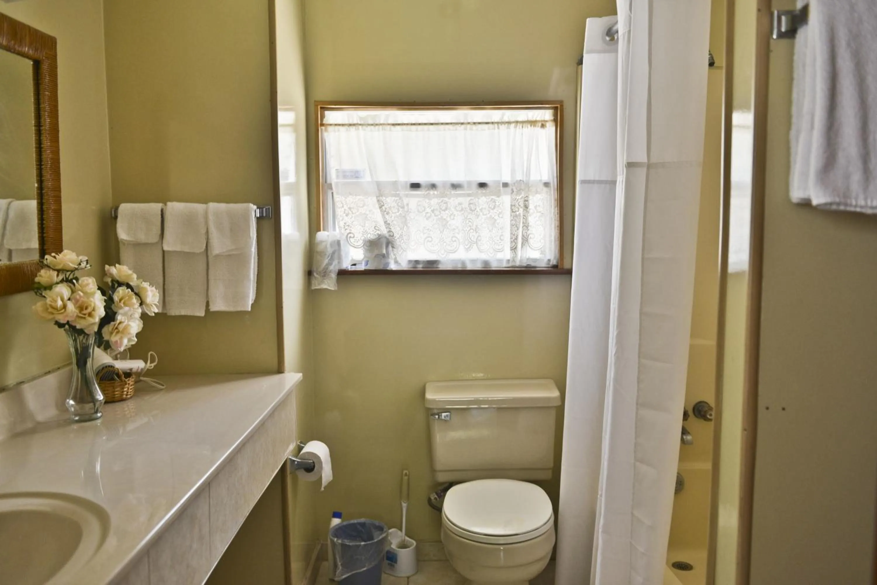 Bathroom in Lake Ida Beach Resort