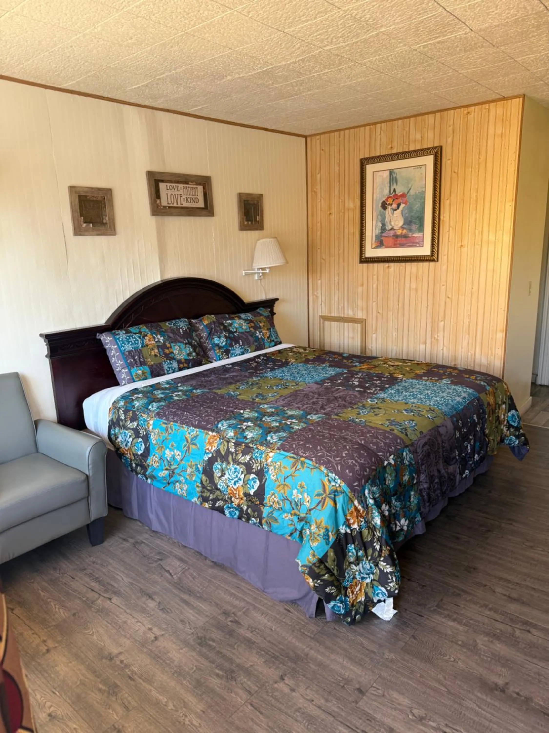 Bed in Downtowner Inn