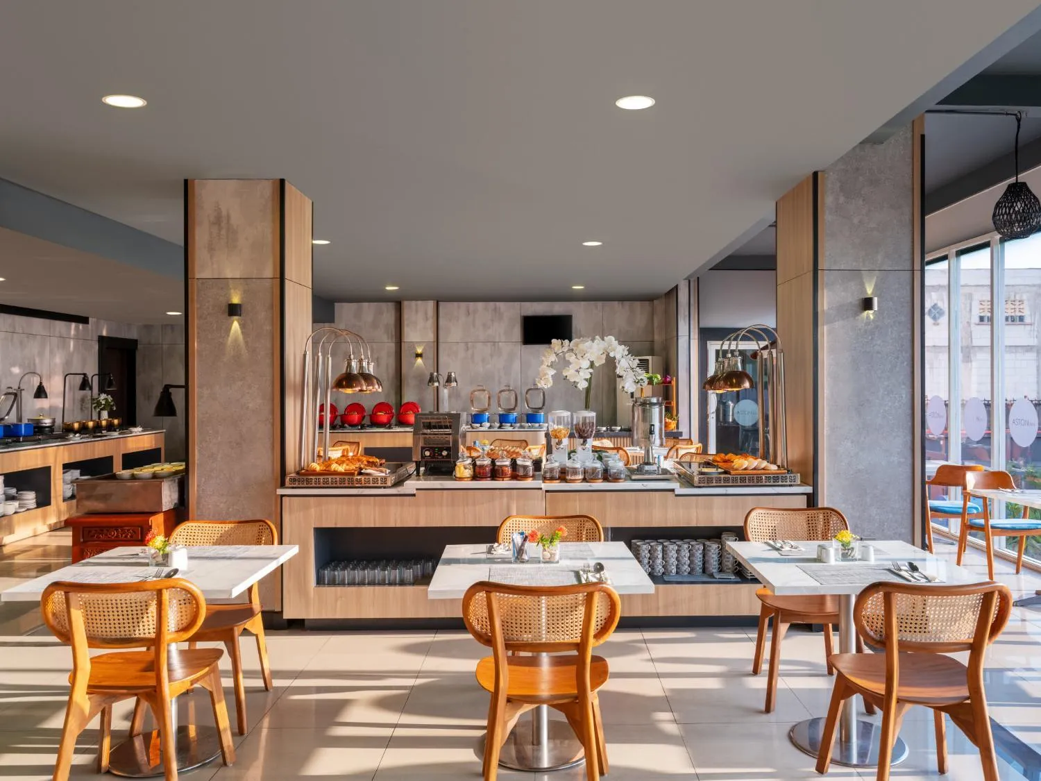 Restaurant/places to eat in Aston Inn Rembang