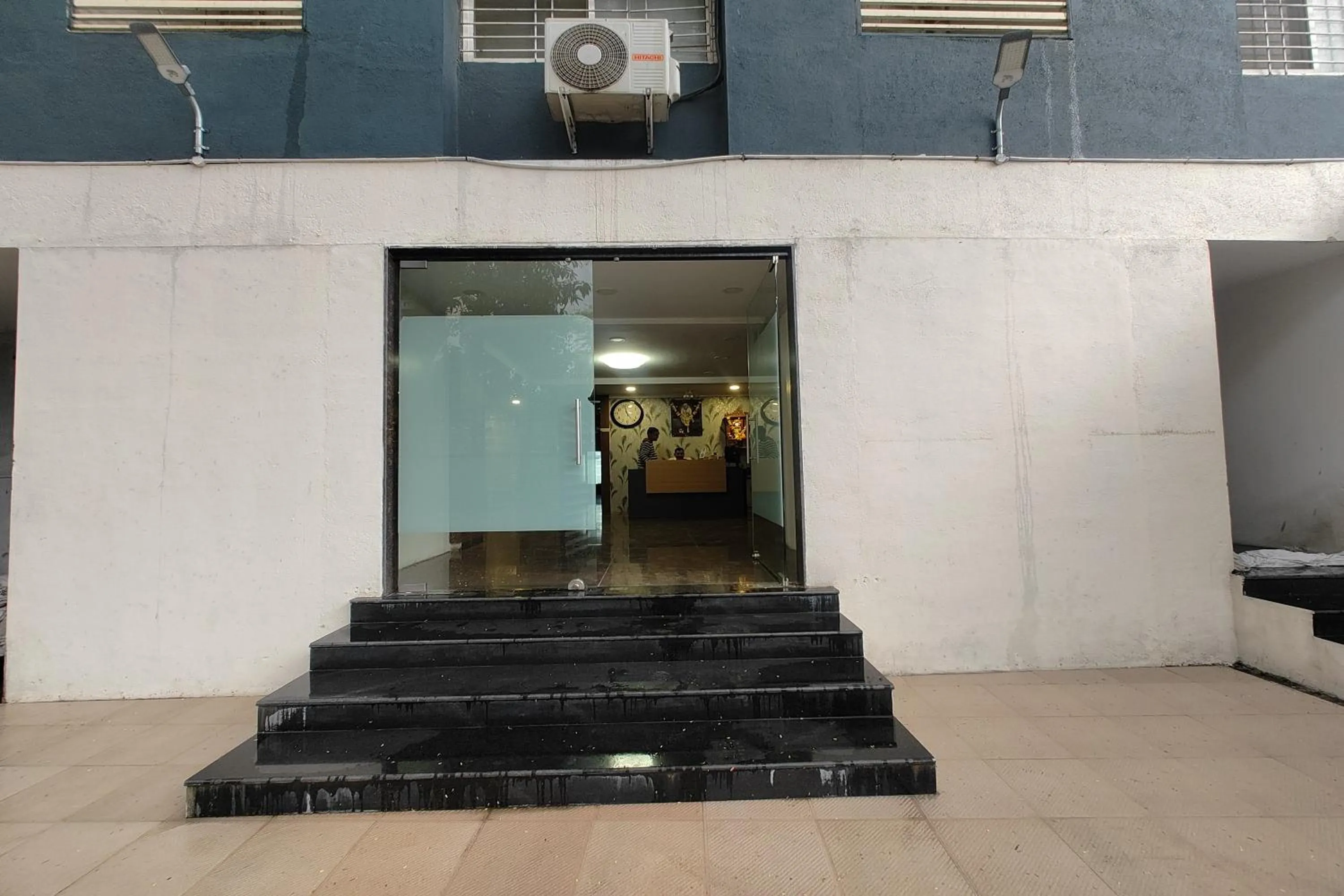 Facade/entrance in Hotel Sai Inn Executive