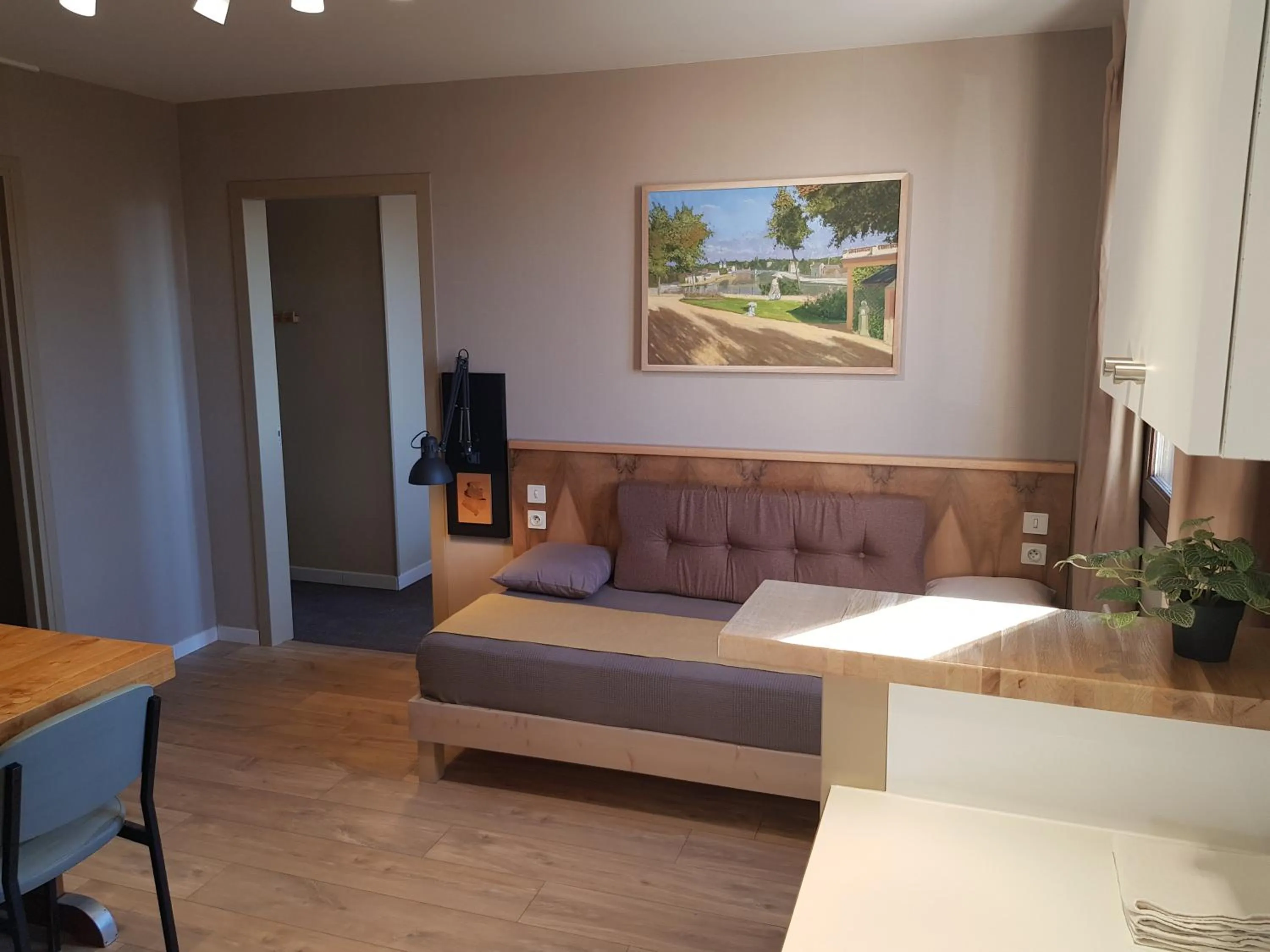 Living room, Bed in Résidence L'Atelier