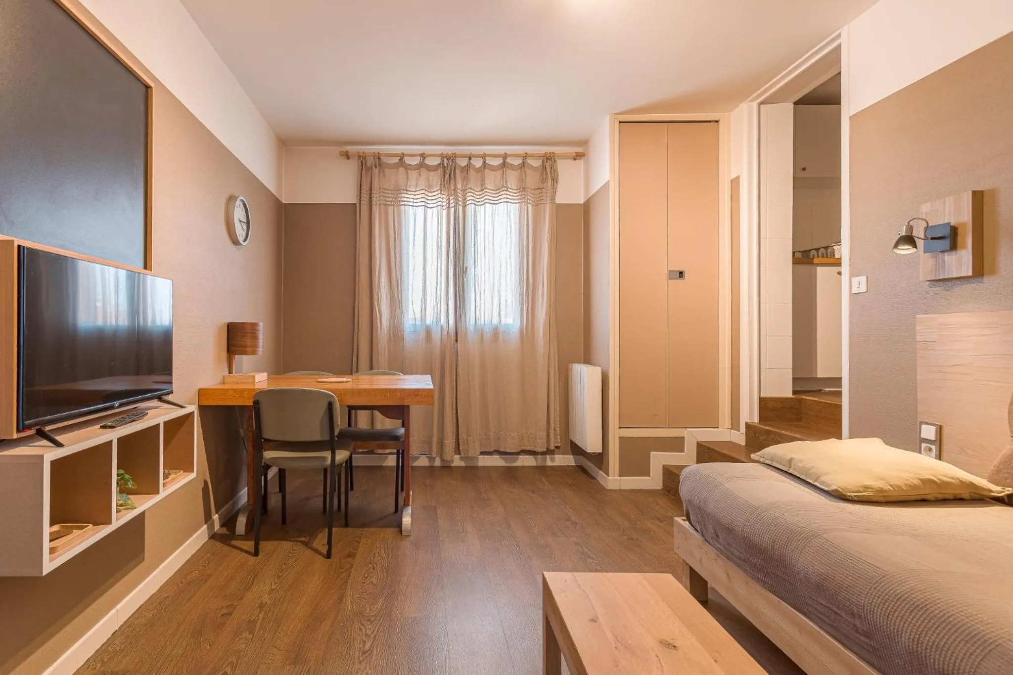 Living room, Bed in Résidence L'Atelier