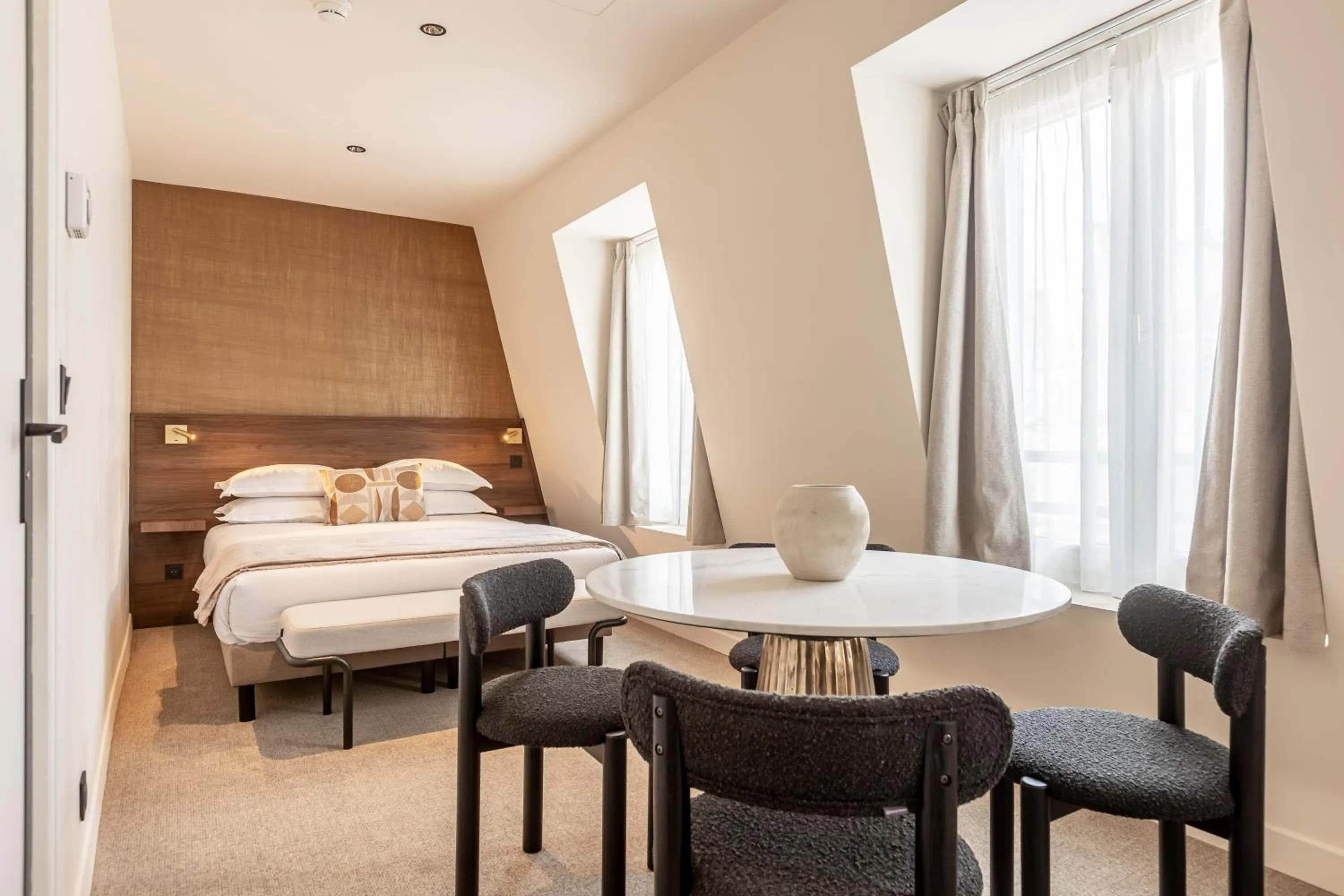 Dining area, Bed in Le Monsieur By Sweett