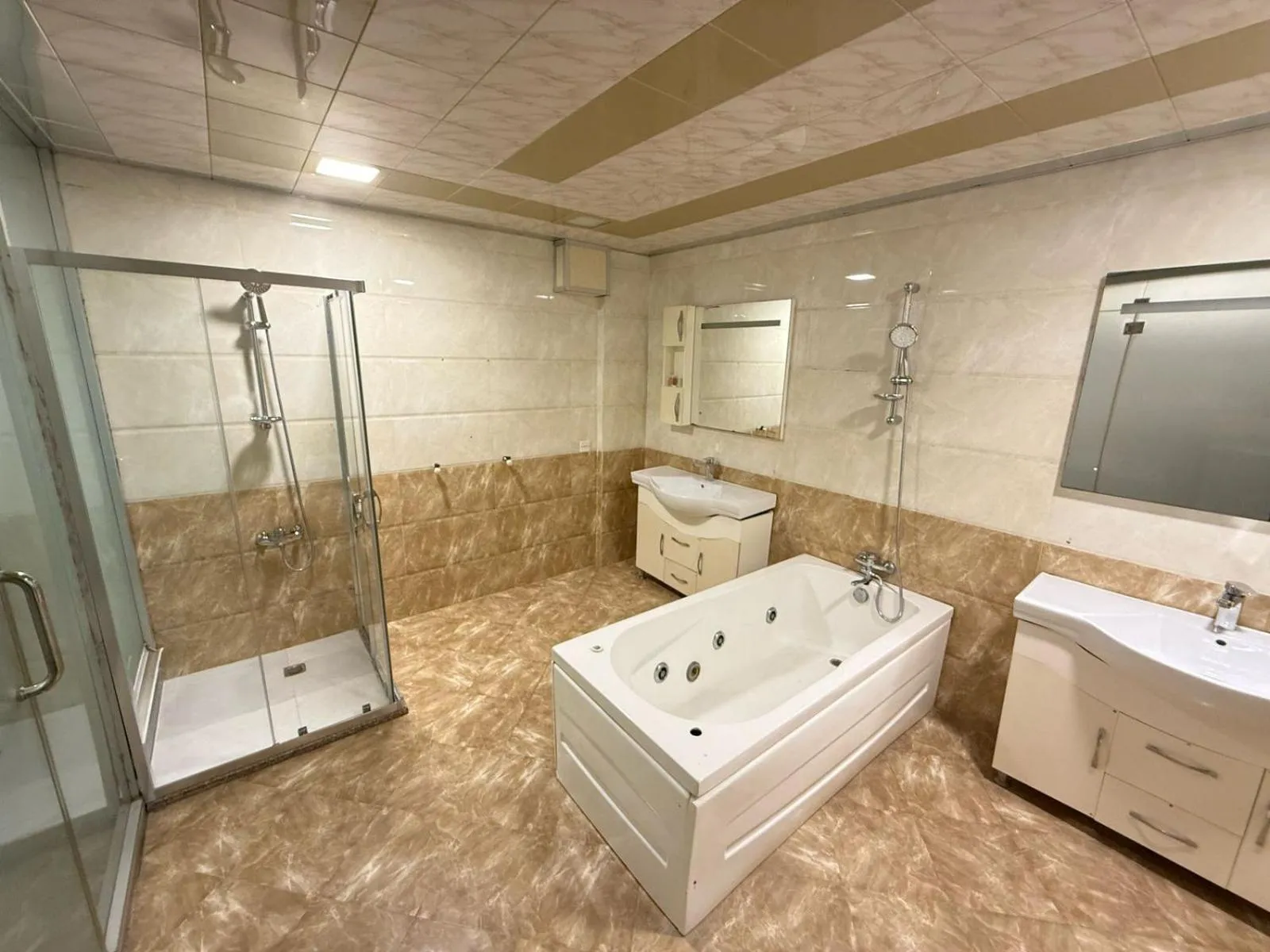 Bathroom in Amazon Hotel - Free Massage