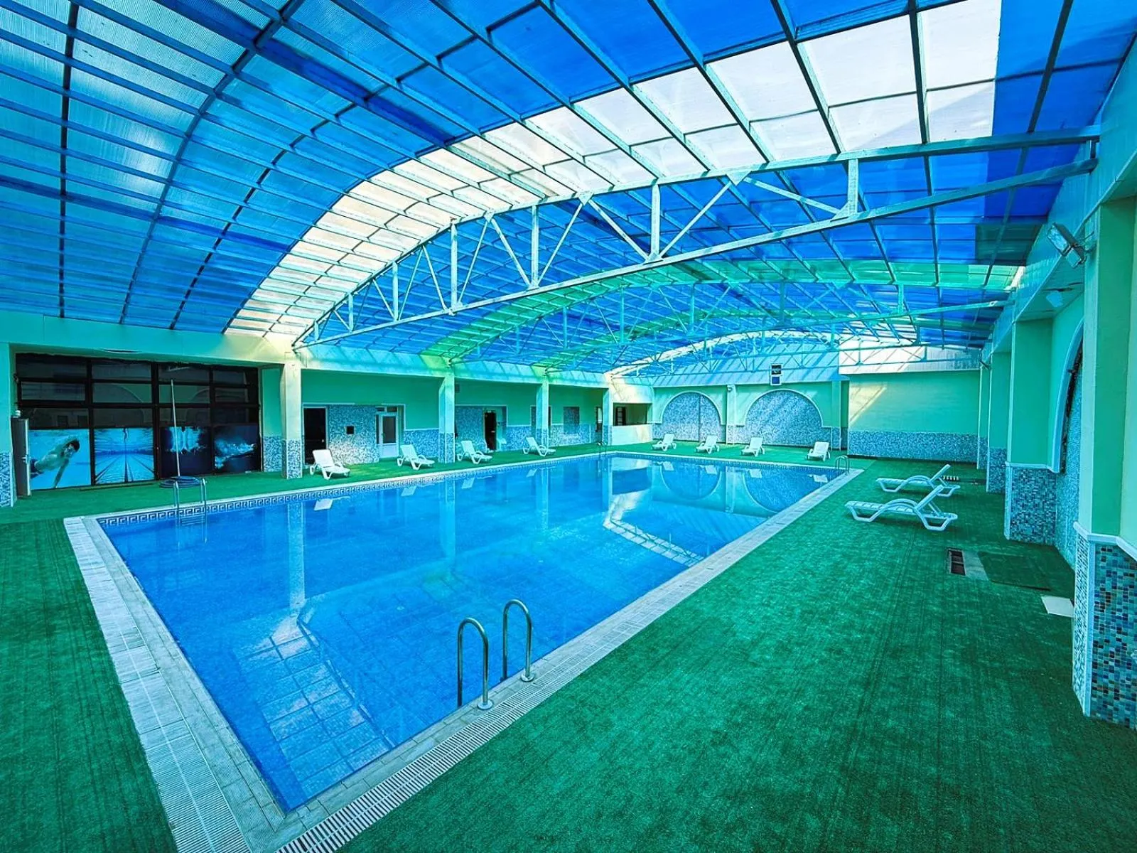 Swimming pool in Amazon Hotel - Free Massage