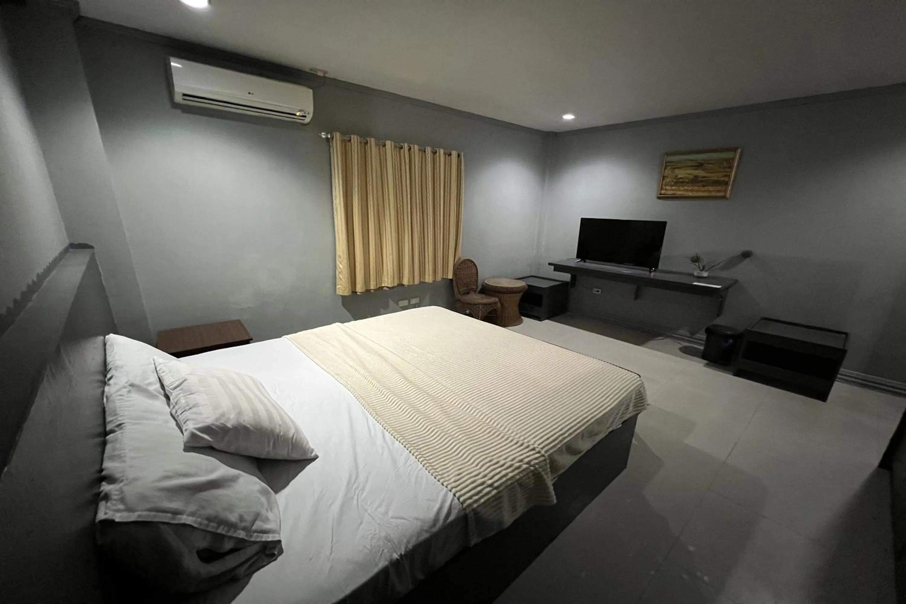 Bed in Garden Suite Hotel near Koreatown