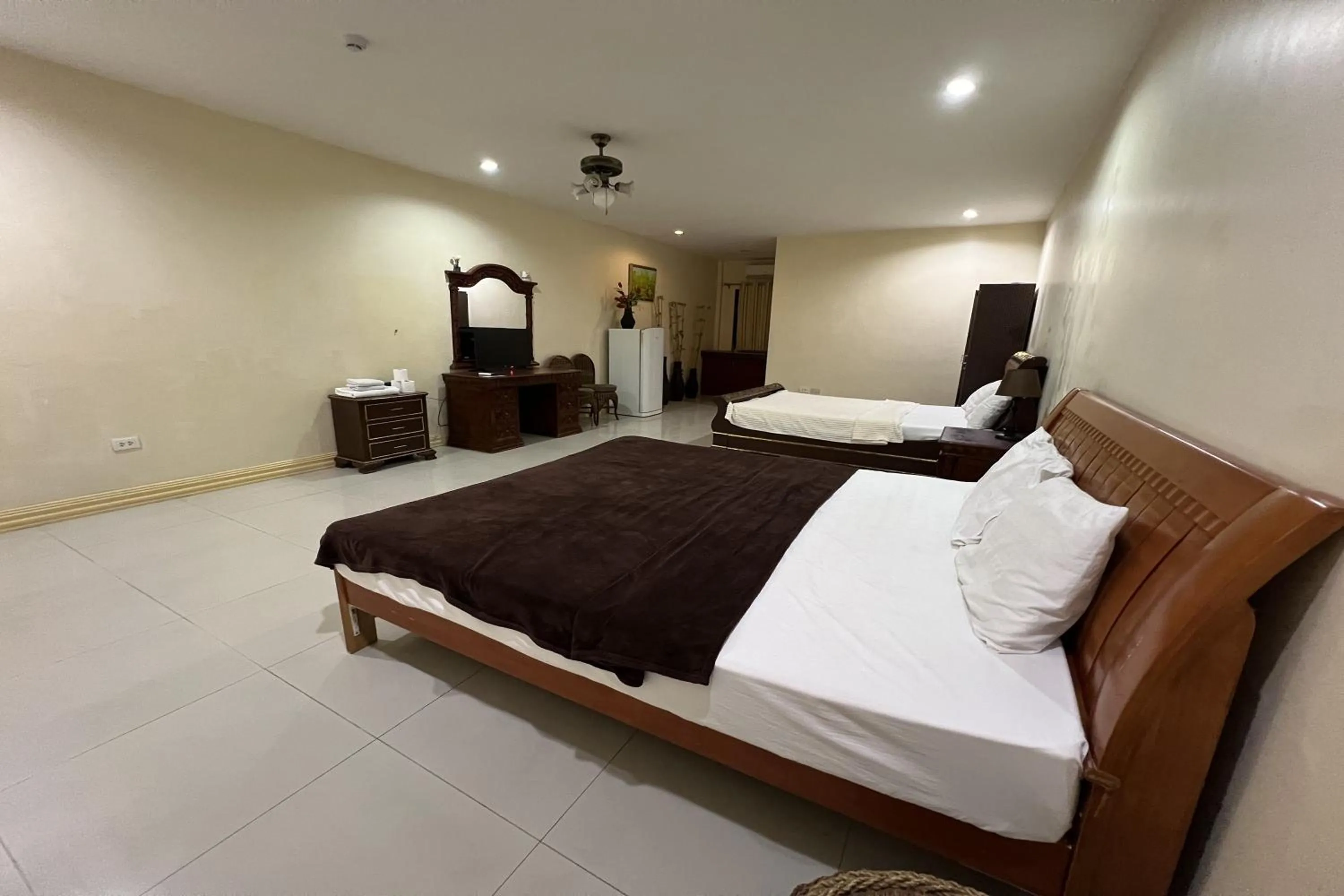 Bed in Garden Suite Hotel near Koreatown