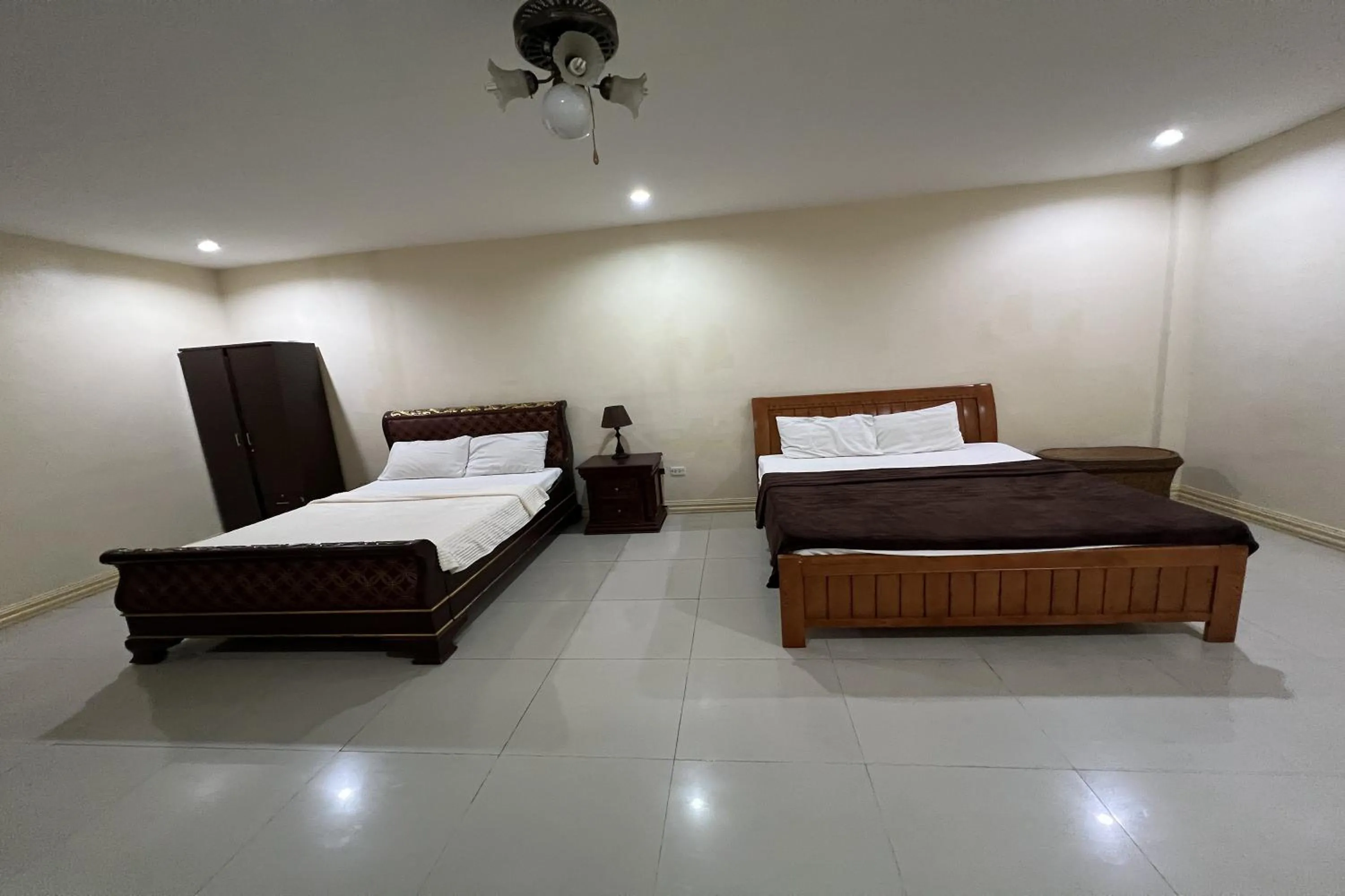 Bed in Garden Suite Hotel near Koreatown