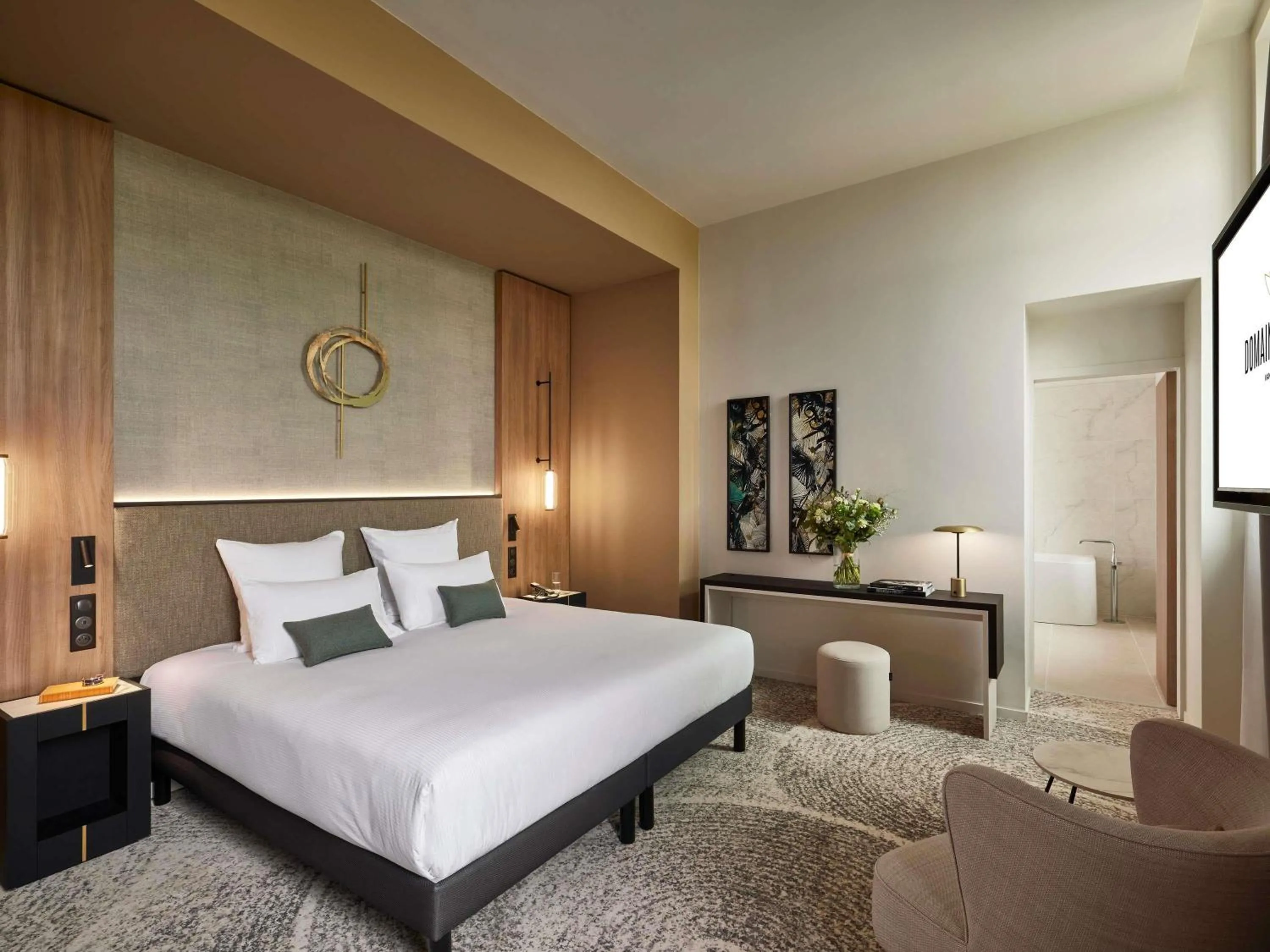 Bedroom, Bed in Domaine du Liziec Vannes - MGallery Collection