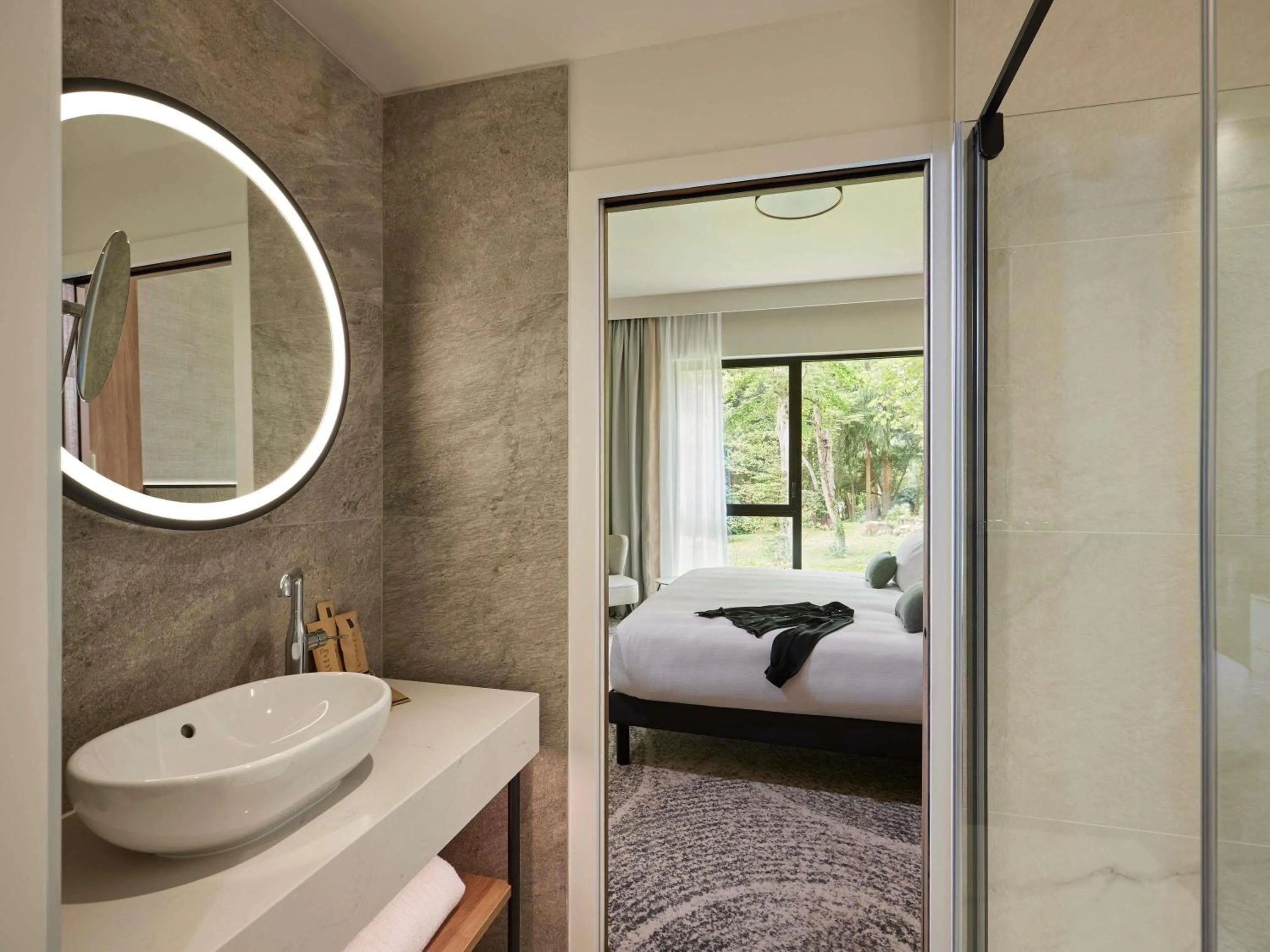 Bedroom, Bed in Domaine du Liziec Vannes - MGallery Collection