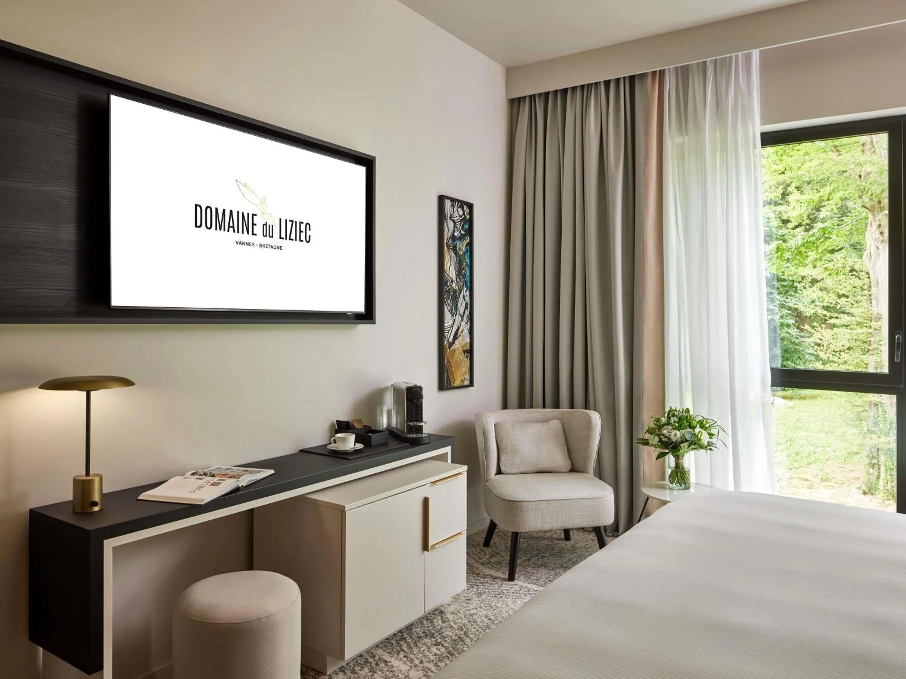 Bedroom, Bed in Domaine du Liziec Vannes - MGallery Collection