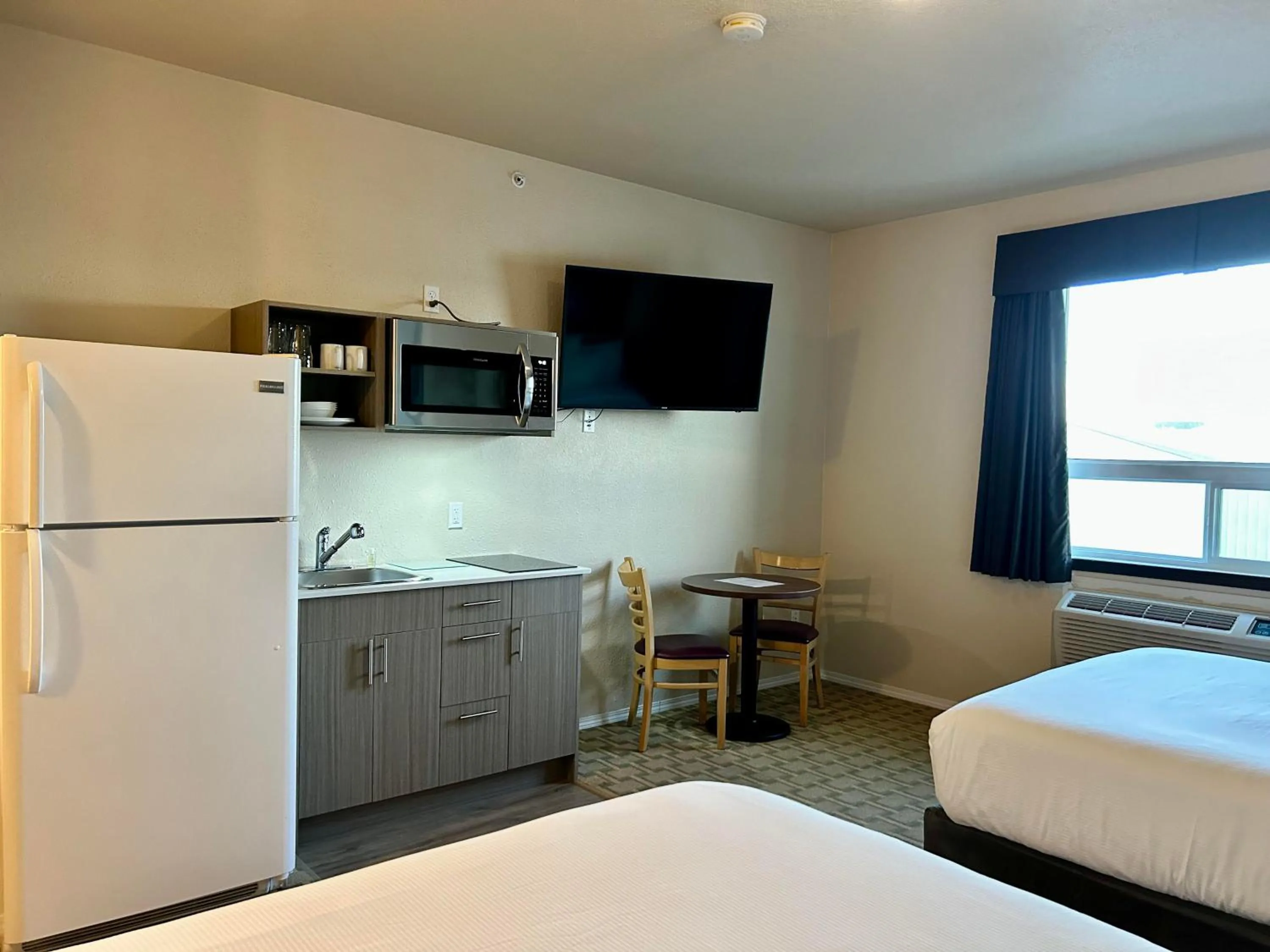 Deluxe Queen Room in High Point Inn & Suites Peace River