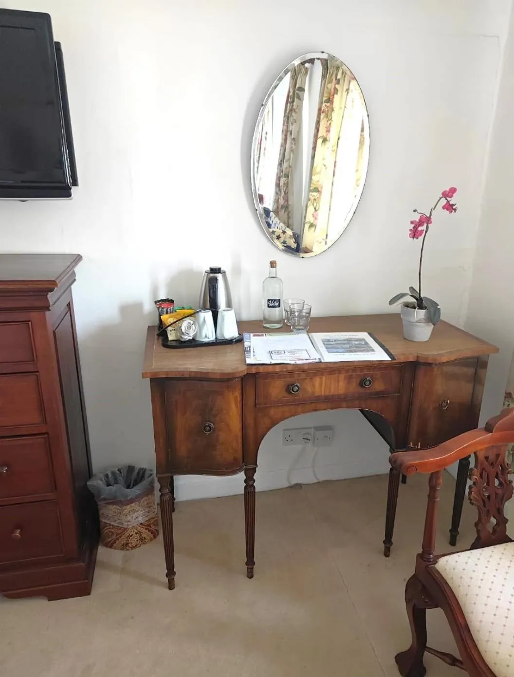 Food and drinks in East Pallant Bed and Breakfast, Located in Large Georgian Townhouse in Central Chichester