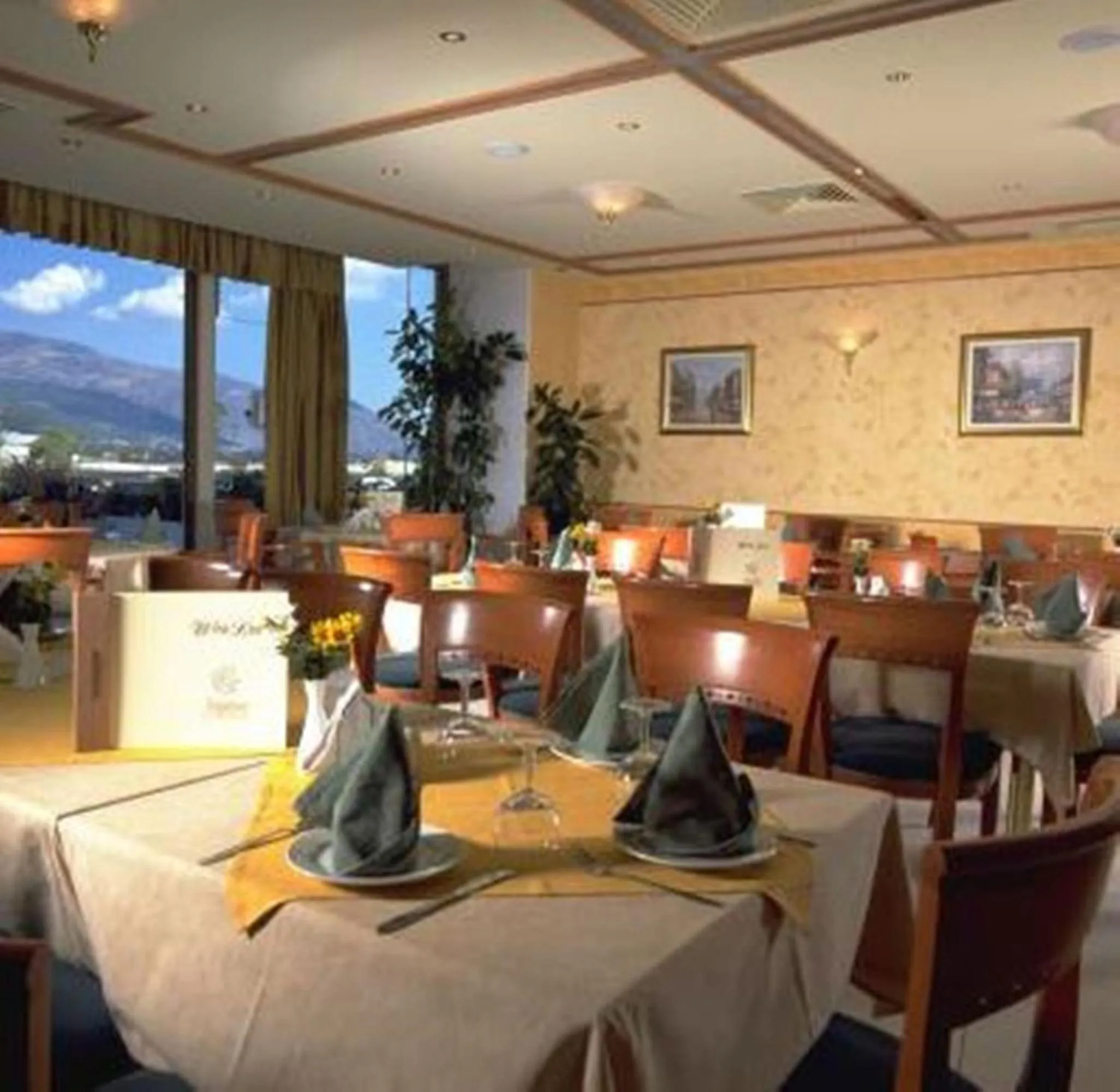 Restaurant/places to eat in Hotel Elena